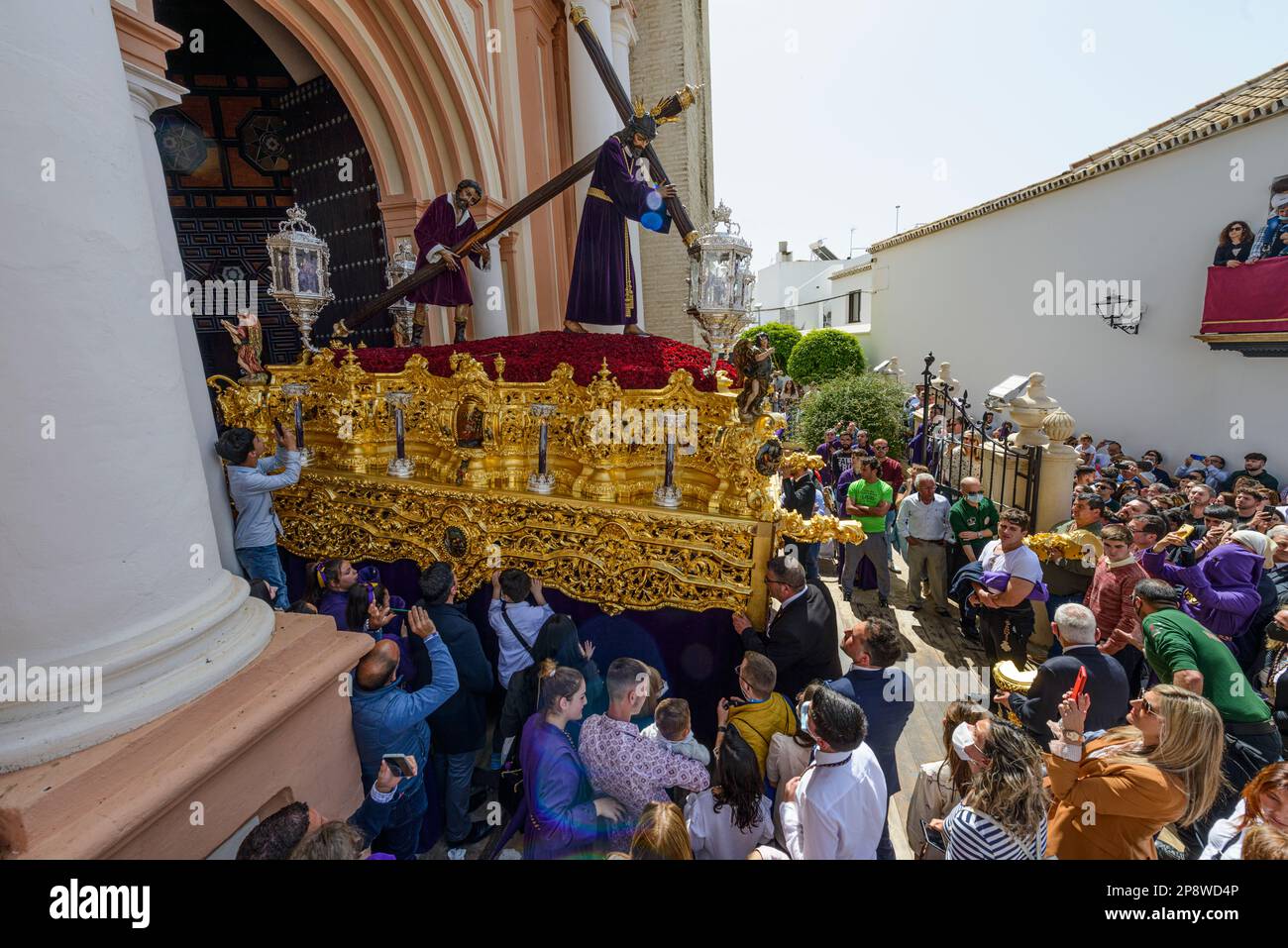 Arahal. Séville. Espagne. 15th avril 2022. Procession du Jésus Nazareno de la fraternité de Jésus Nazareno; d'Arahal (Séville), pendant le Goo Banque D'Images