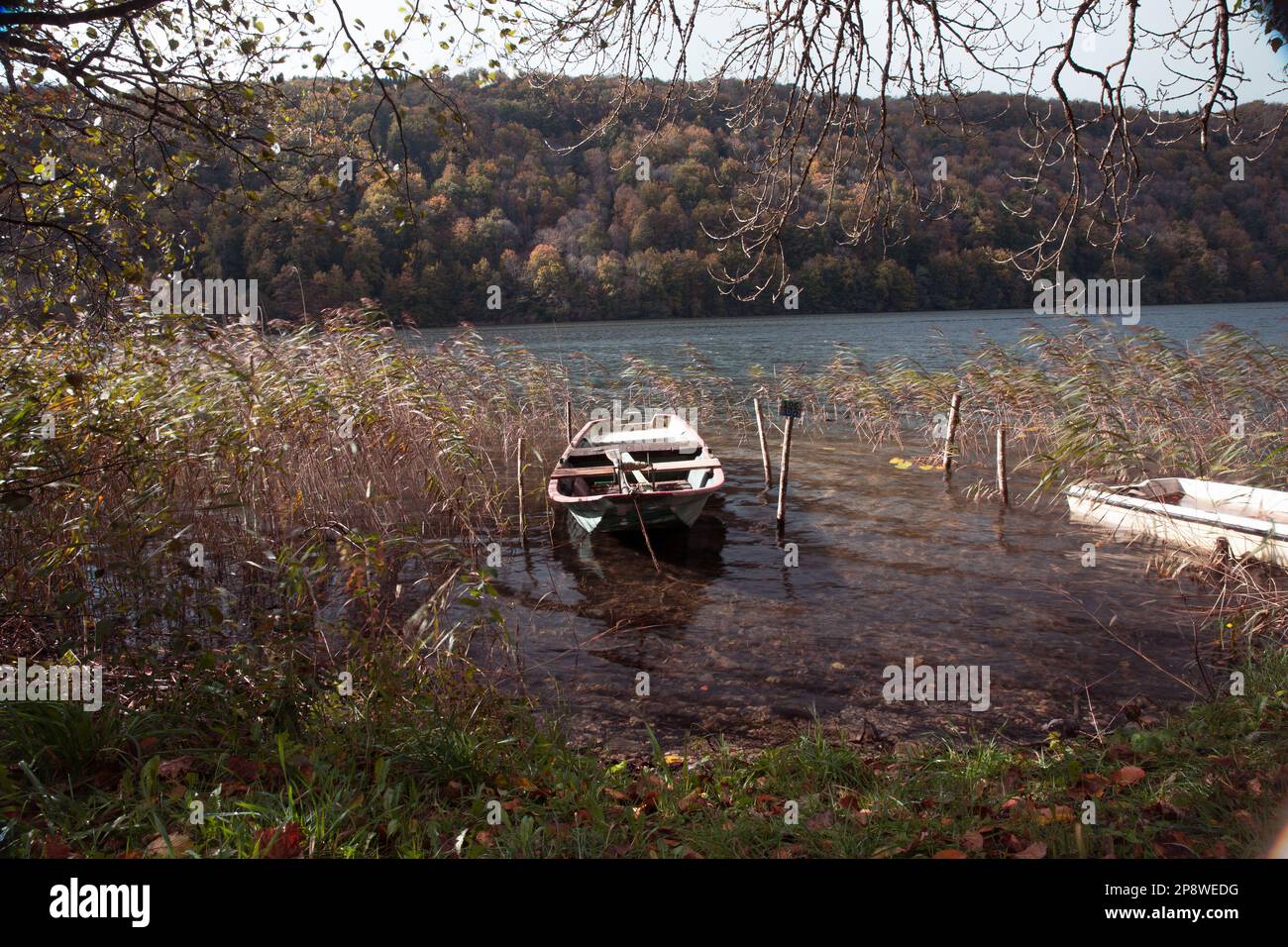 Bateau vide dans le lac Banque D'Images