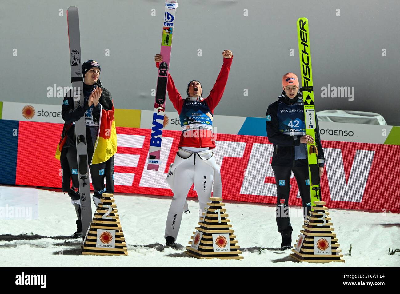 Planica, Slovénie. 25th févr. 2023. (G-D) deuxième place Andreas Wellinger d'Allemagne, vainqueur Piotr Zyla de Pologne, et troisième place Karl Geiger d'Allemagne célèbrent sur le podium après la compétition de saut à ski individuel Men HS100 aux Championnats du monde de ski nordique FIS à Planica. (Credit image: © Andrej Tarfila/SOPA Images via ZUMA Press Wire) USAGE ÉDITORIAL SEULEMENT! Non destiné À un usage commercial ! Banque D'Images