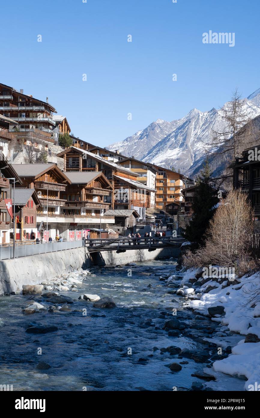 La rivière Math Vispa traverse Zermatt, en Suisse Banque D'Images