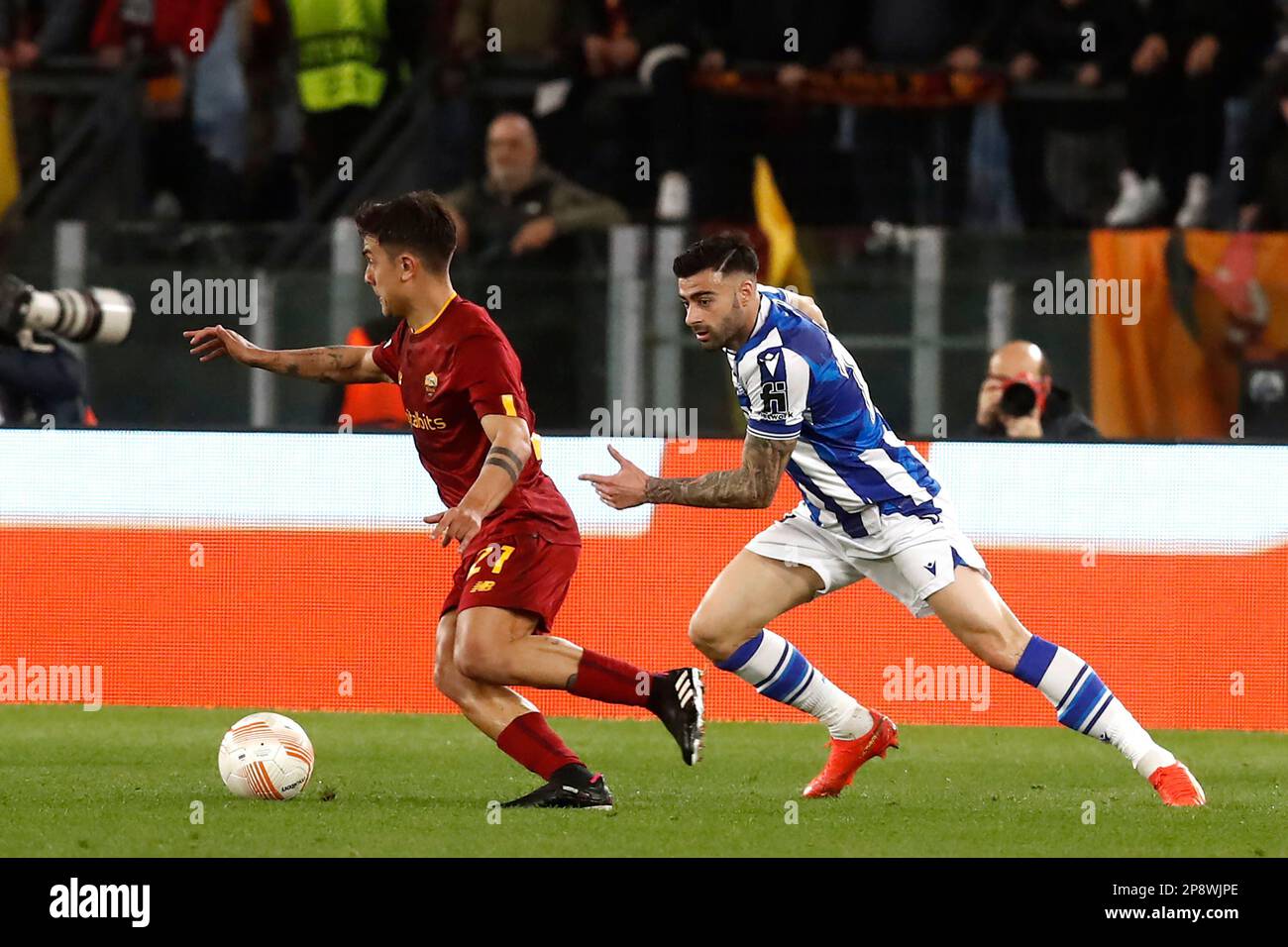 Rome, Italie. 09th mars 2023. Paulo Dybala, d'AS Roma, est chassé par Diego Rico de Real Sociedad, lors du tour de l'UEFA Europa League de 16 match de football de première jambe entre Roma et Real Sociedad au stade olympique de RomeÕs, 09 mars 2023. Crédit: Riccardo de Luca - mise à jour des images/Alamy Live News Banque D'Images