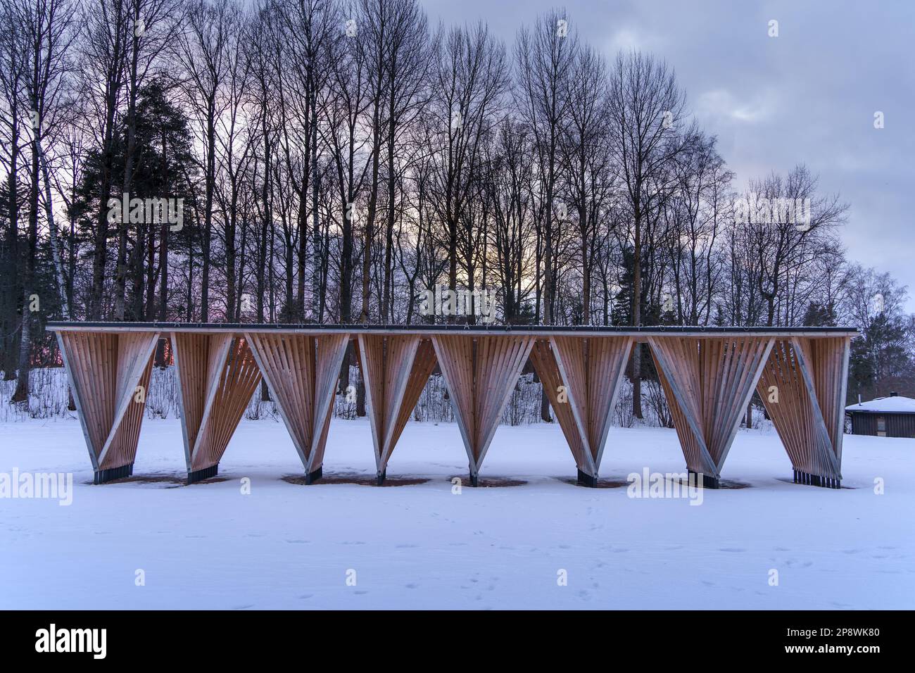 Lahti, Finlande. 1 mars 2023: Pavillon en bois conçu par l'architecte Erkko Aarti dans le parc d'événements d'énergie de Lahti au coucher du soleil. Banque D'Images