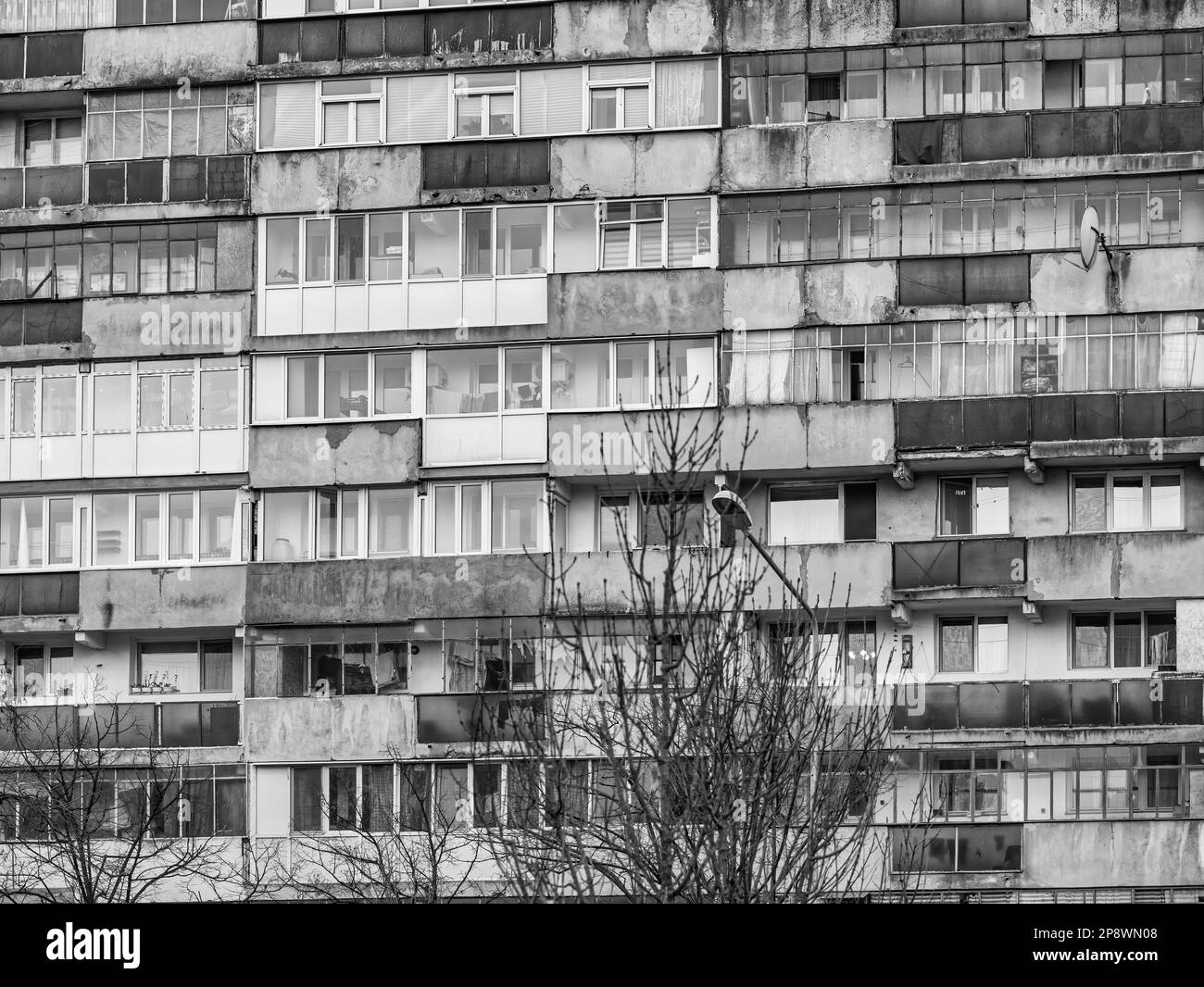 L'immeuble d'appartements de l'époque communiste contre le ciel bleu de Bucarest Roumanie est usé. Un ensemble de logements communistes traditionnels laid Banque D'Images