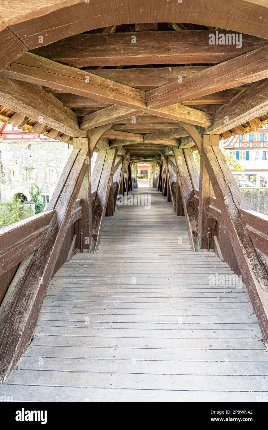 Vieux pont en bois et couvert de l'autre côté de la petite rivière Banque D'Images