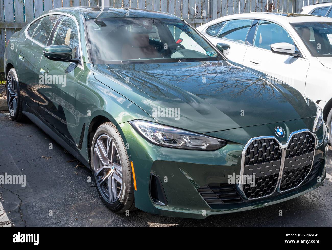 Une nouvelle berline BMW verte à vendre dans un concessionnaire à Sewickley, Pennsylvanie, États-Unis Banque D'Images