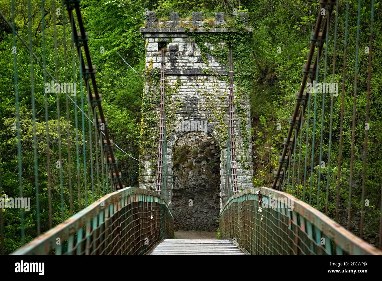 Le pont Vittoria sur le lac de Corlo. Arsié, province de Belluno, Vénétie, Italie. Banque D'Images