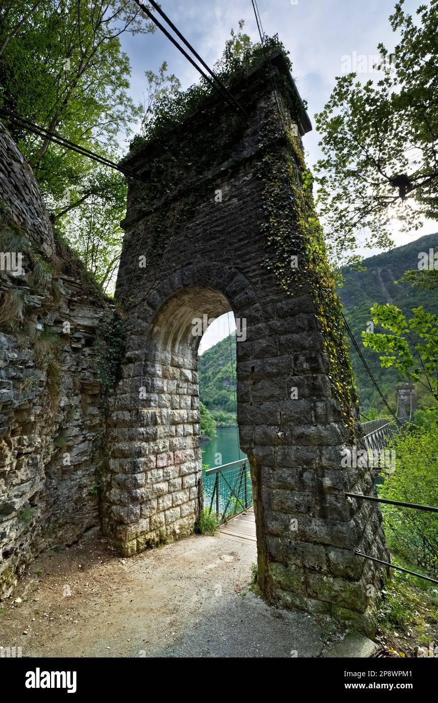 La tour monumentale du pont Vittoria sur le lac Corlo. Arsié, province de Belluno, Vénétie, Italie. Banque D'Images