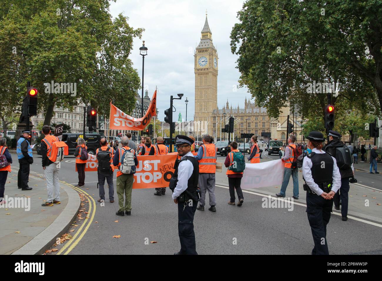 Londres, Royaume-Uni. 31 octobre 2022. Il suffit d'arrêter les manifestants du pétrole qui bloquent la route sur la place du Parlement. © Waldemar Sikora Banque D'Images