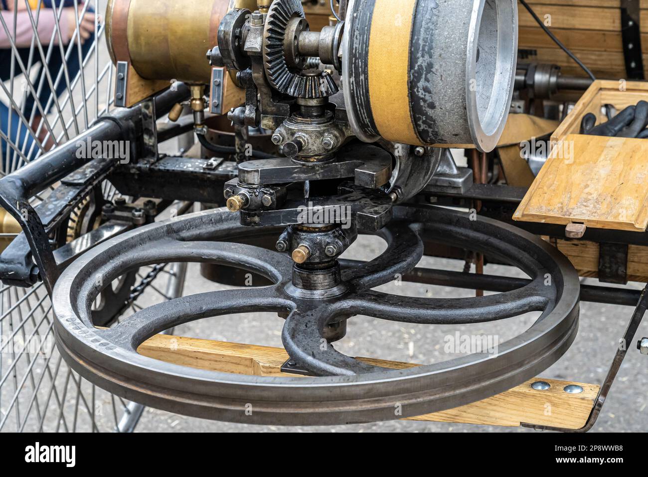 Le moteur et les roues dentées en acier d'un vieux véhicule Banque D'Images
