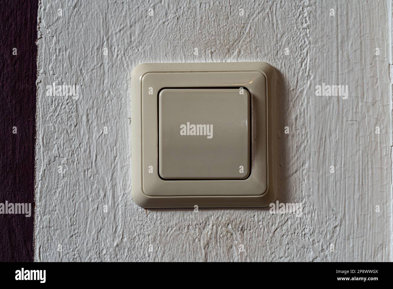 Allumez la lumière sur le mur blanc Banque D'Images