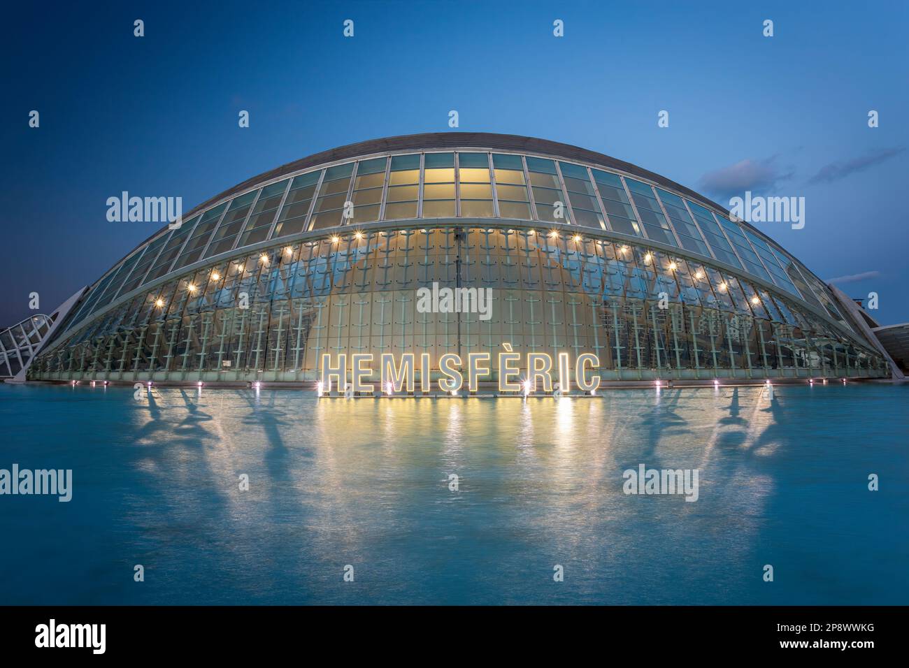 L'hémisférique, également connu sous le nom de planétarium ou « l'œil de la connaissance » reflété dans l'eau. La photo a été prise le 11th février 2023 dans la ville o Banque D'Images