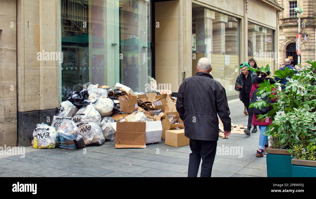 Des tas de déchets non ramassés sur la place de la Banque Royale dans le style Mile de buchanan Street Banque D'Images