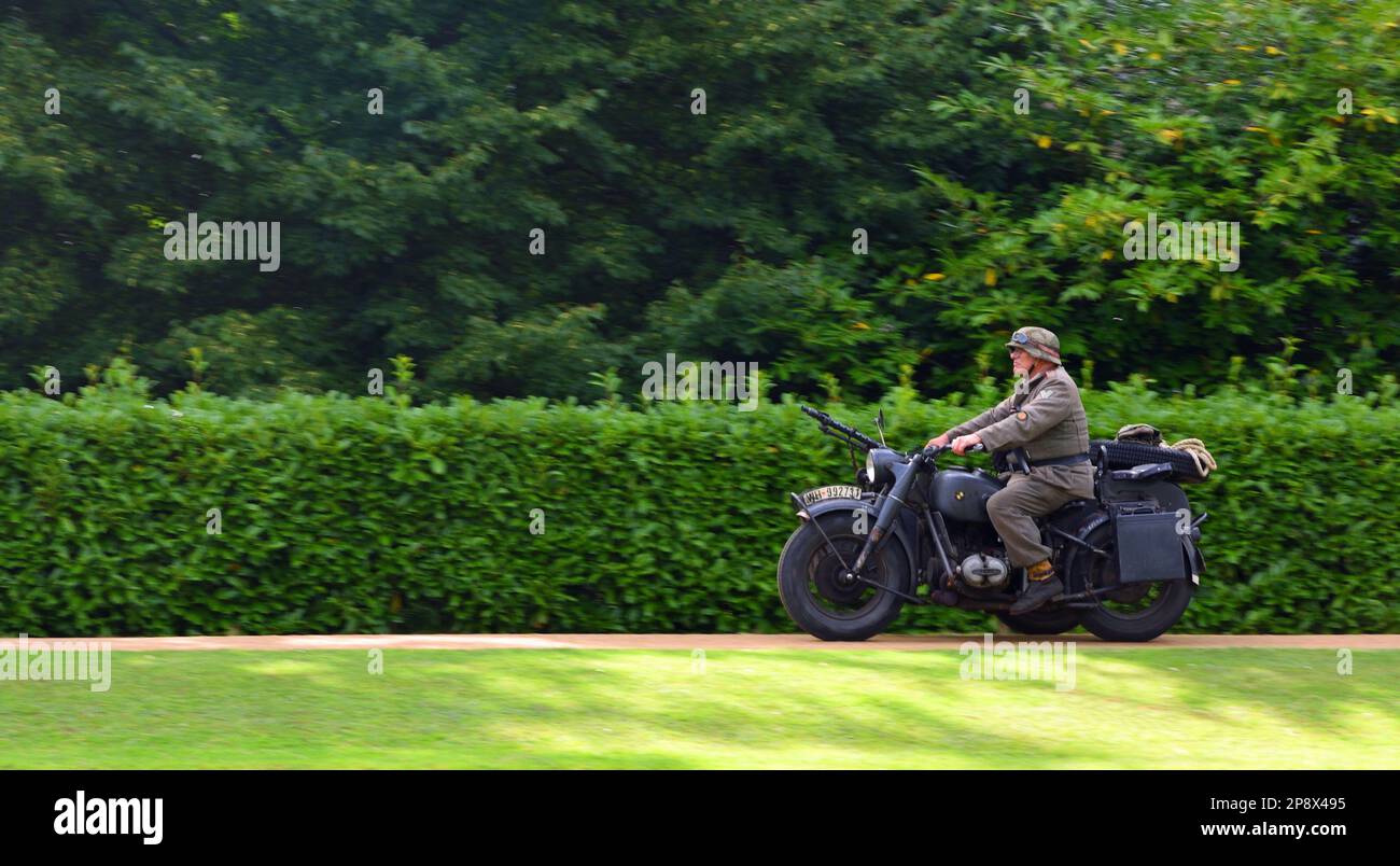 SILSOE, BEDFORDSHIRE, ANGLETERRE - 14 AOÛT 2021 : BMW R71 de la guerre mondiale 2 moto et Sidescar avec mitrailleuse étant monté par l'homme en uniforme allemand. Banque D'Images