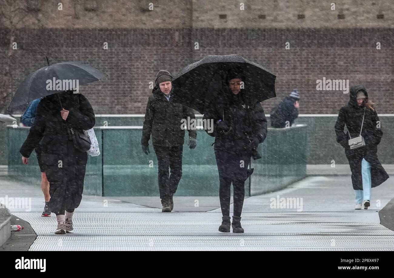 © Jeff Moore les navetteurs sur la passerelle du millénaire de Londres font leur chemin pour travailler ce matin dans des conditions enneigées . Banque D'Images