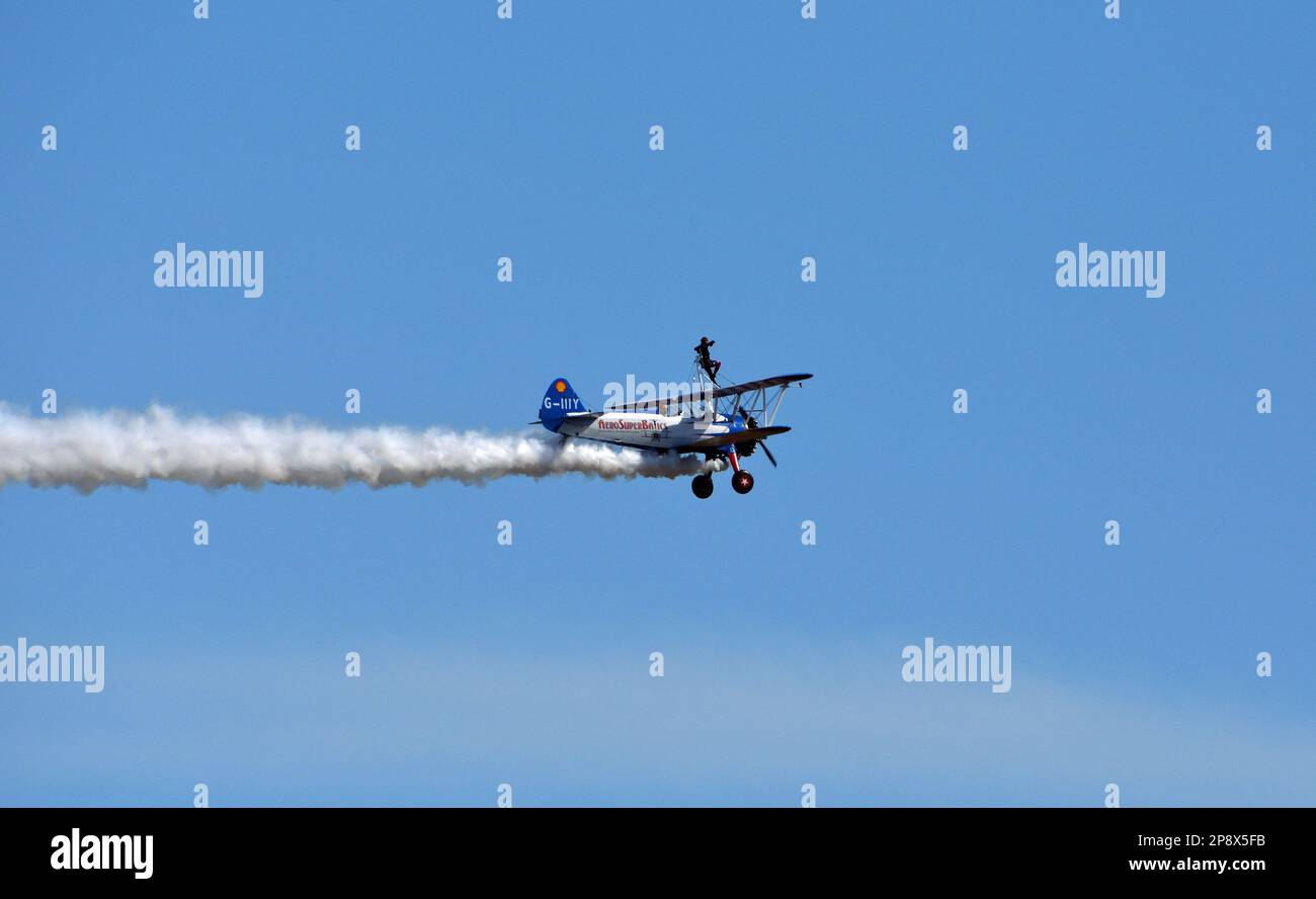ICKWELL, BEDFORDSHIRE, ANGLETERRE - 07 AOÛT 2022 : avion de l'équipe de marche de l'aile Aerosuperbatics en vol. Secoueur d'aile. Banque D'Images