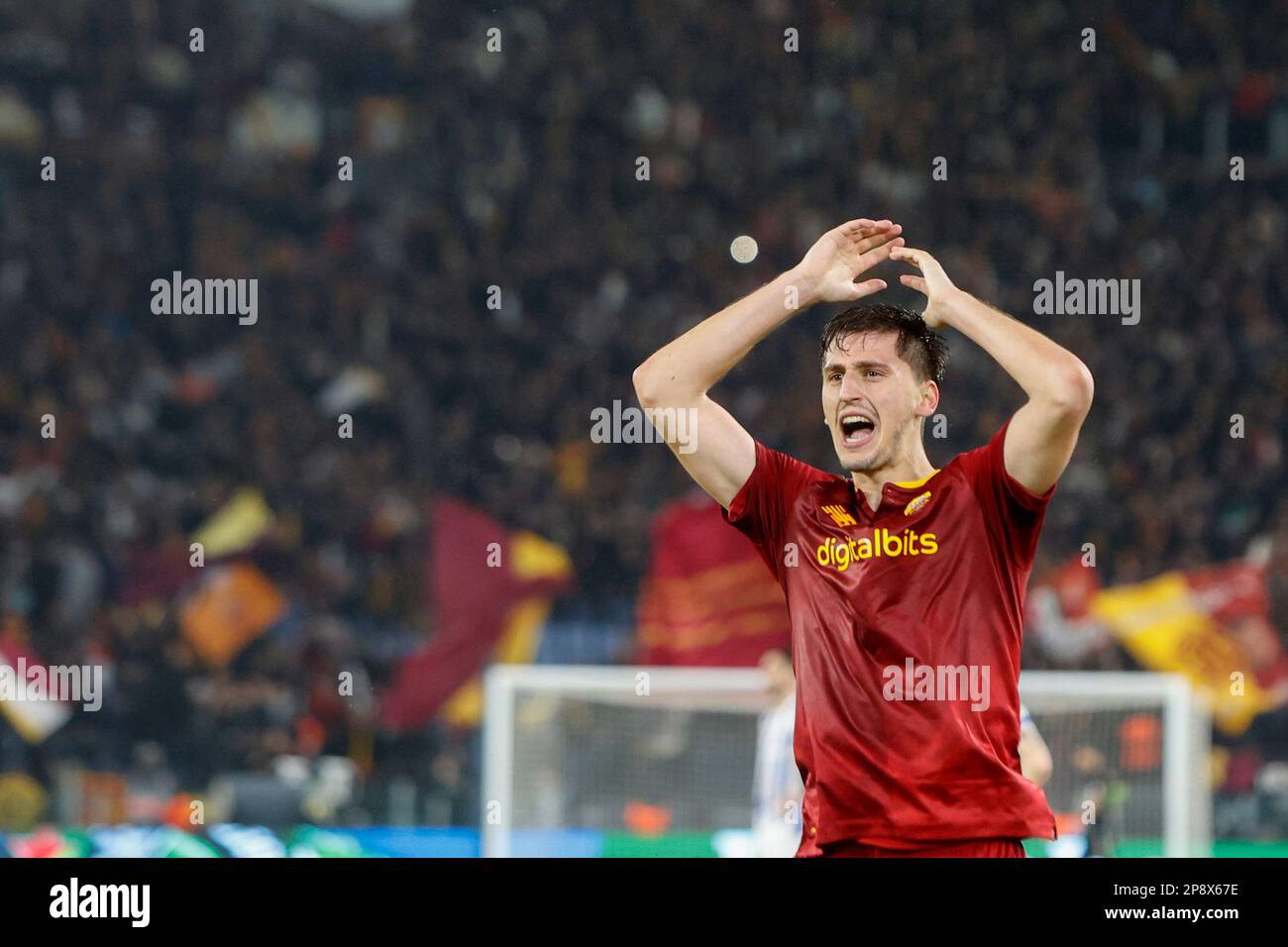 Rome, Italie. 09th mars 2023. Marash Kumbulla, d'AS Roma, célèbre après avoir marqué le tour de l'UEFA Europa League de 16 match de football de première jambe entre Roma et Real Sociedad au stade olympique de RomeÕs, 09 mars 2023. Crédit: Riccardo de Luca - mise à jour des images/Alamy Live News Banque D'Images