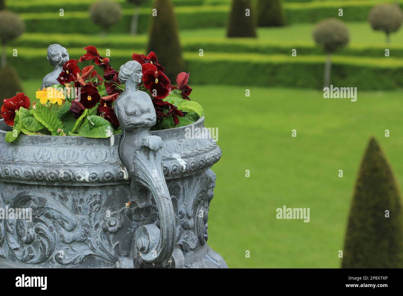 Gros plan d'un vase en plomb avec figurines de femelles au Royal Hospital Kilmainham Foral Gardens à Dublin Banque D'Images