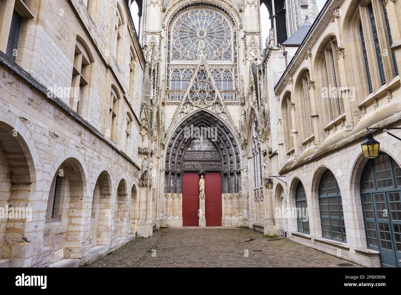 Rouen, France - 01 octobre 2022 : portail latéral de la cathédrale de Rouen. C'est une église catholique romaine et le lieu de l'archevêque de Rouen, primat de Banque D'Images