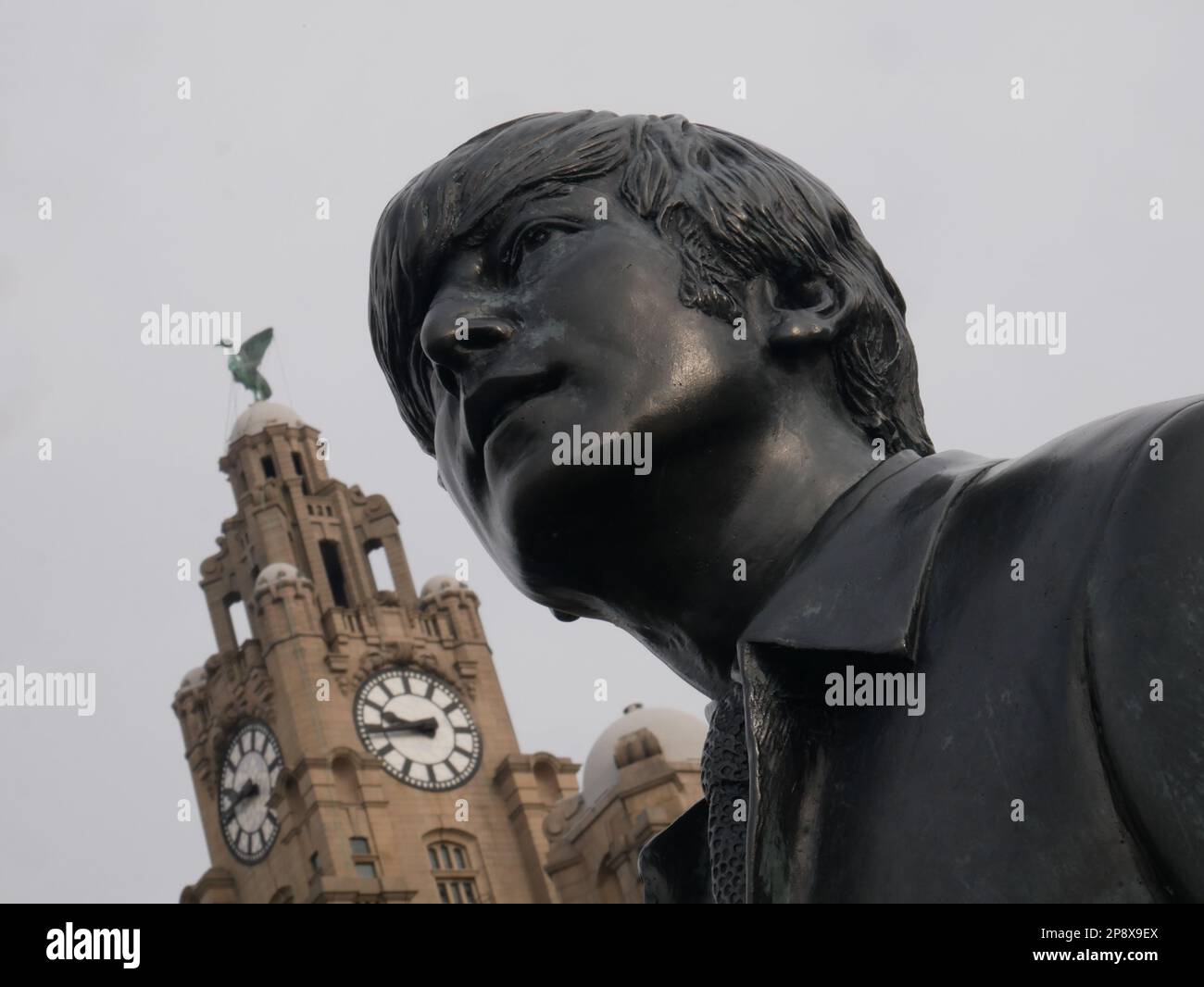 Statue de John Lennon avec le Royal Liver Building en arrière-plan. Banque D'Images