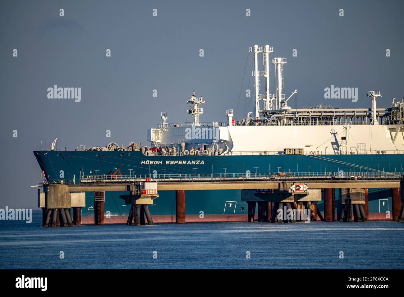 Le Höegh Esperanza, un navire de stockage et de vaporisation de GNL, est amarré au terminal de GNL près de Wilhelmshaven, il convertit le NA liquéfié livré par navire Banque D'Images