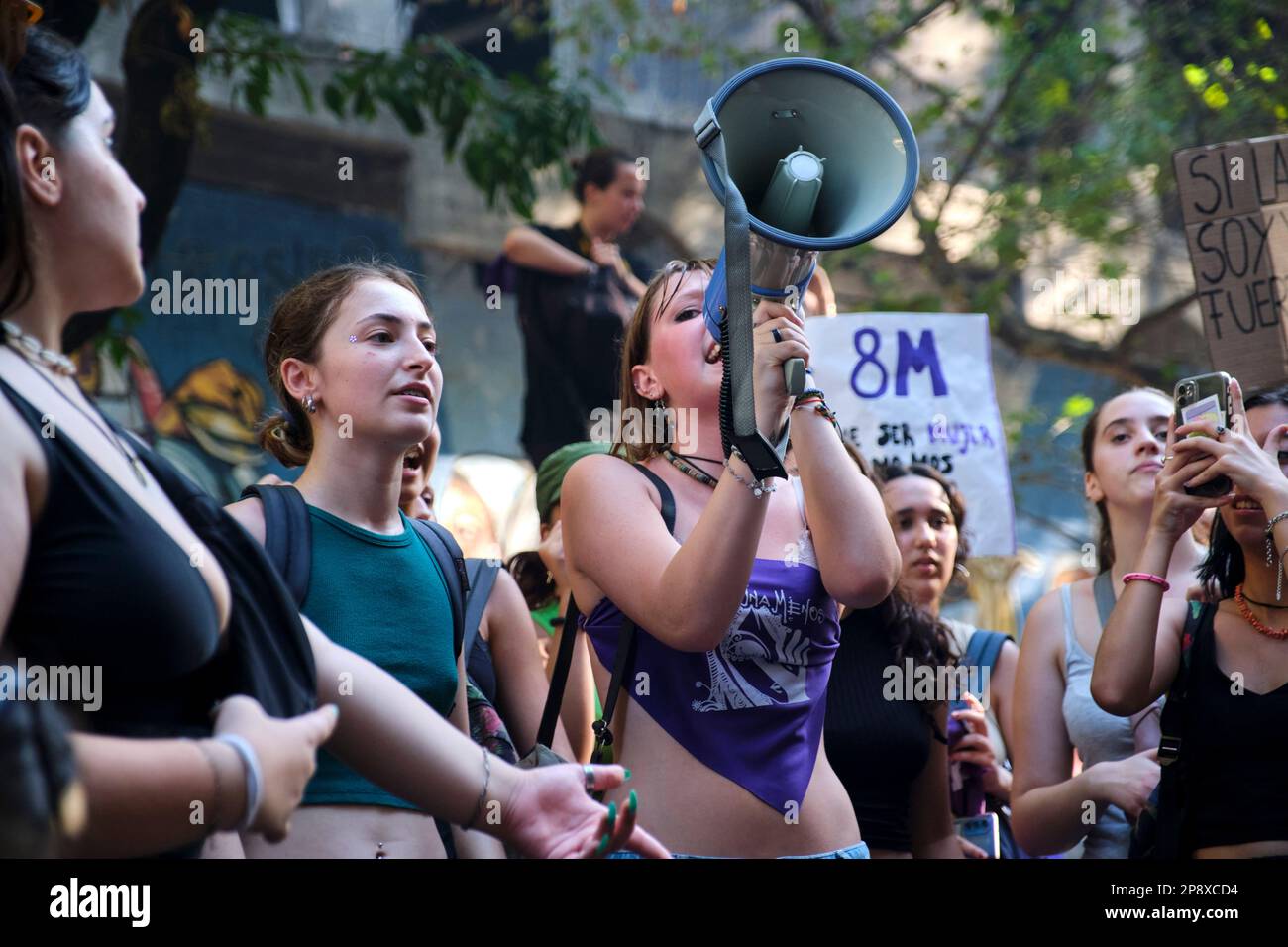 Buenos Aires, Argentine; 8 mars 2023: Groupe de jeunes femmes chantant des slogans féministes pendant la grève internationale de 8M. Concepts d'activisme et soc Banque D'Images