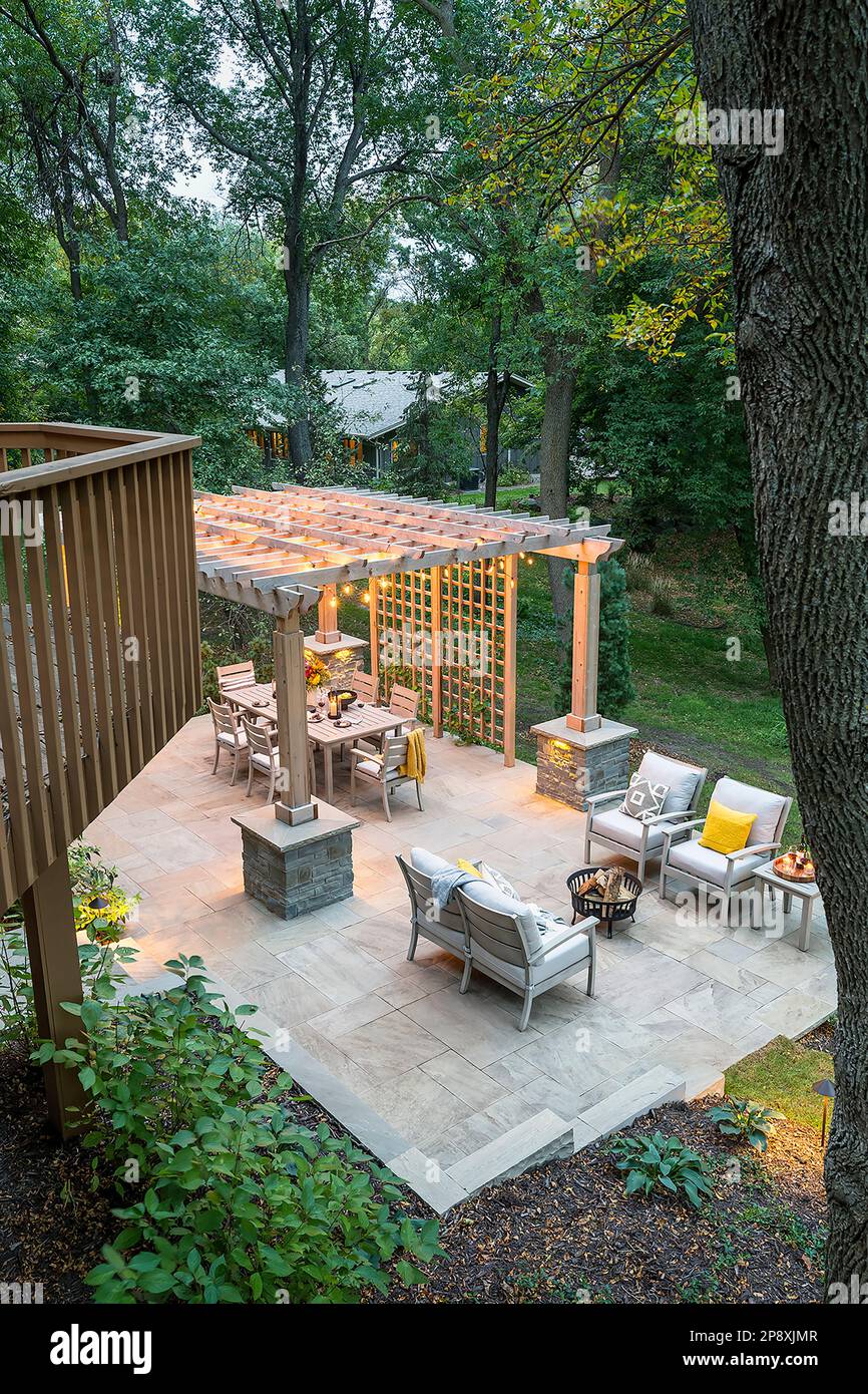 Une maison avec une grande cour qui a été aménagée avec de nouvelles marches, pergola, patio et plantations Banque D'Images