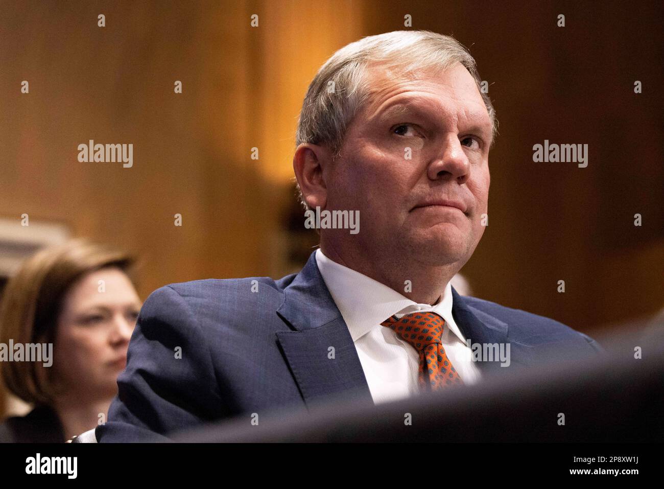 (230309) -- WASHINGTON, 9 mars 2023 (Xinhua) -- Alan Shaw, chef de la direction de Norfolk Southern, témoigne d'une audience devant le Comité sénatorial de l'environnement et des travaux publics sur la protection de la santé publique et de l'environnement à la suite du déraillement du train Norfolk Southern et de la libération de produits chimiques dans l'est de la Palestine, Ohio, à Washington, DC, États-Unis, 9 mars, 2023. Le chef de la direction de la compagnie de transport américaine Norfolk Southern a déclaré jeudi qu'il était « très désolé » de l'impact du déraillement du train dans l'est de la Palestine, Ohio, au début de février. Les résidents locaux, quant à eux, exigent des tremblements Banque D'Images