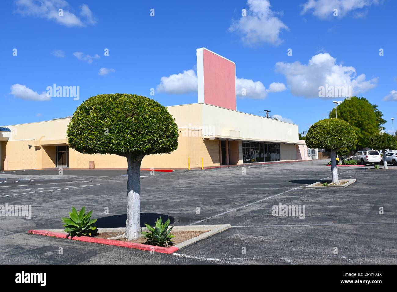 TUSTIN, CALIFORNIE - 7 MARS 2023 : parking et bâtiment coloré à El Camino Plaza dans la vieille ville de Tustin. Banque D'Images