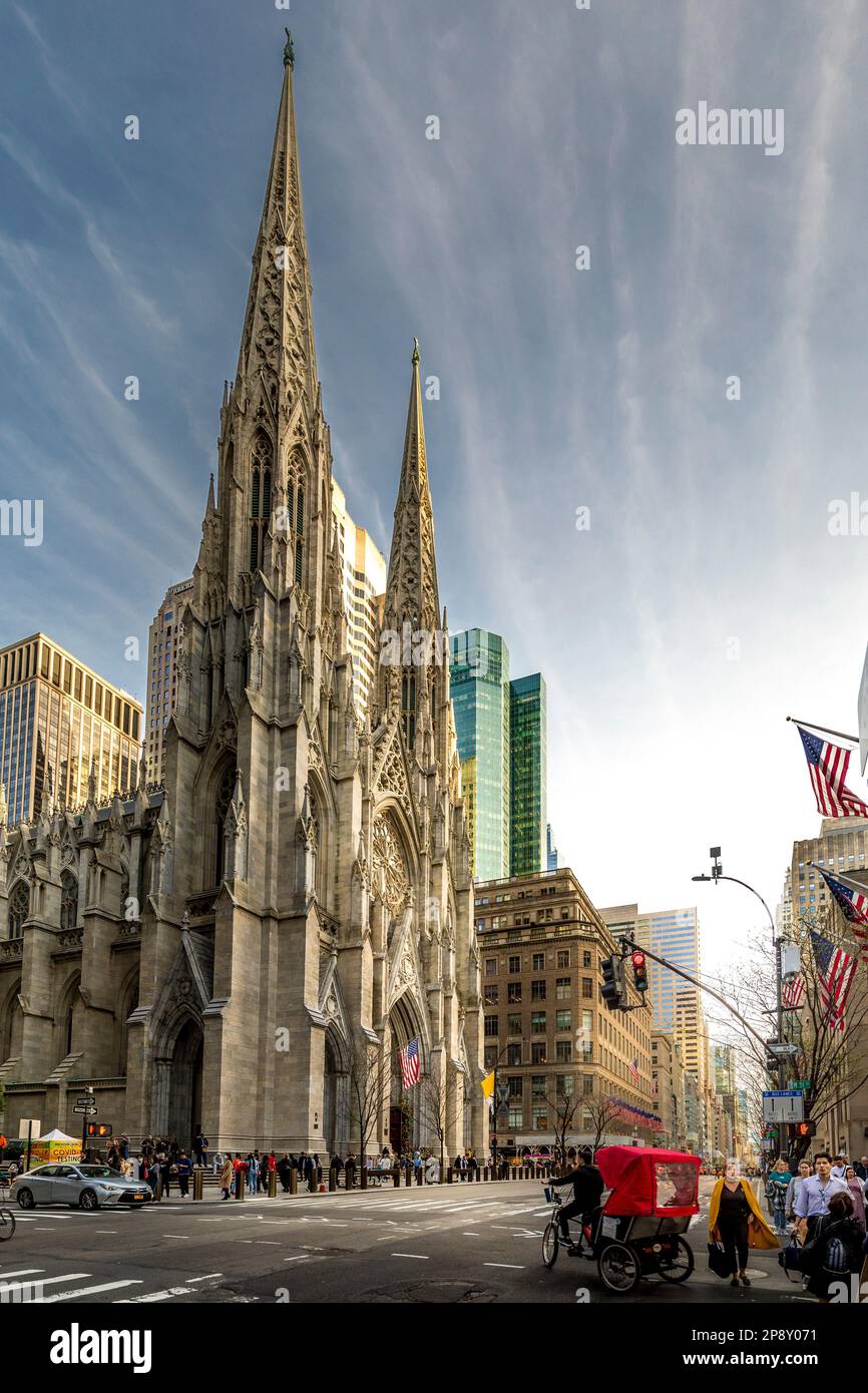 New York, Etats-Unis - 23 avril 2022 : vue sur la rue Cathédrale de Patrick à Midtown Manhattan avec la célèbre 5th Avenue. C'est un R de style néo-gothique décoré Banque D'Images