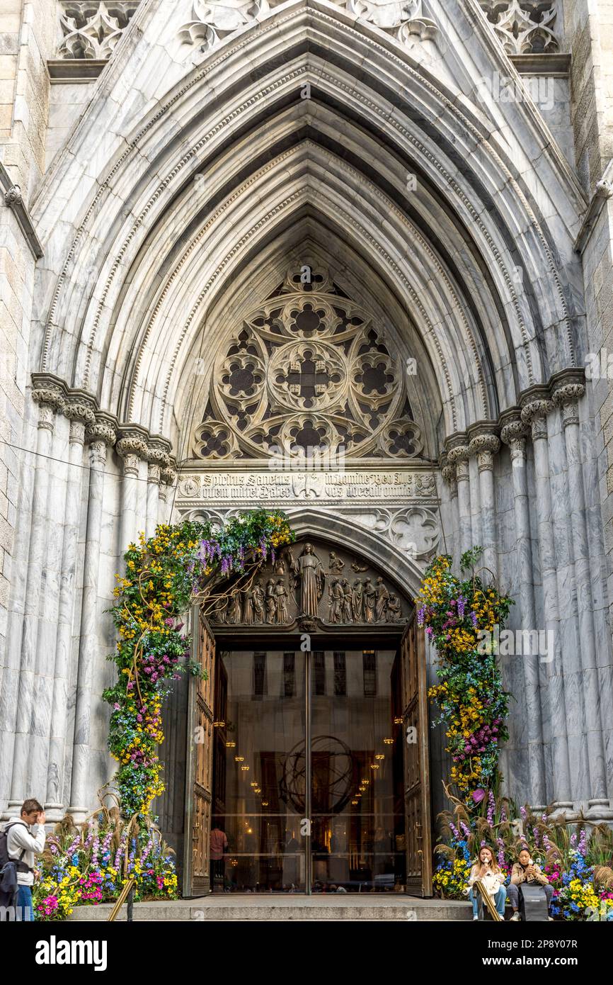 New York, Etats-Unis - 23 avril 2022 : vue sur la rue Cathédrale de Patrick à Midtown Manhattan avec la célèbre 5th Avenue. C'est un R de style néo-gothique décoré Banque D'Images