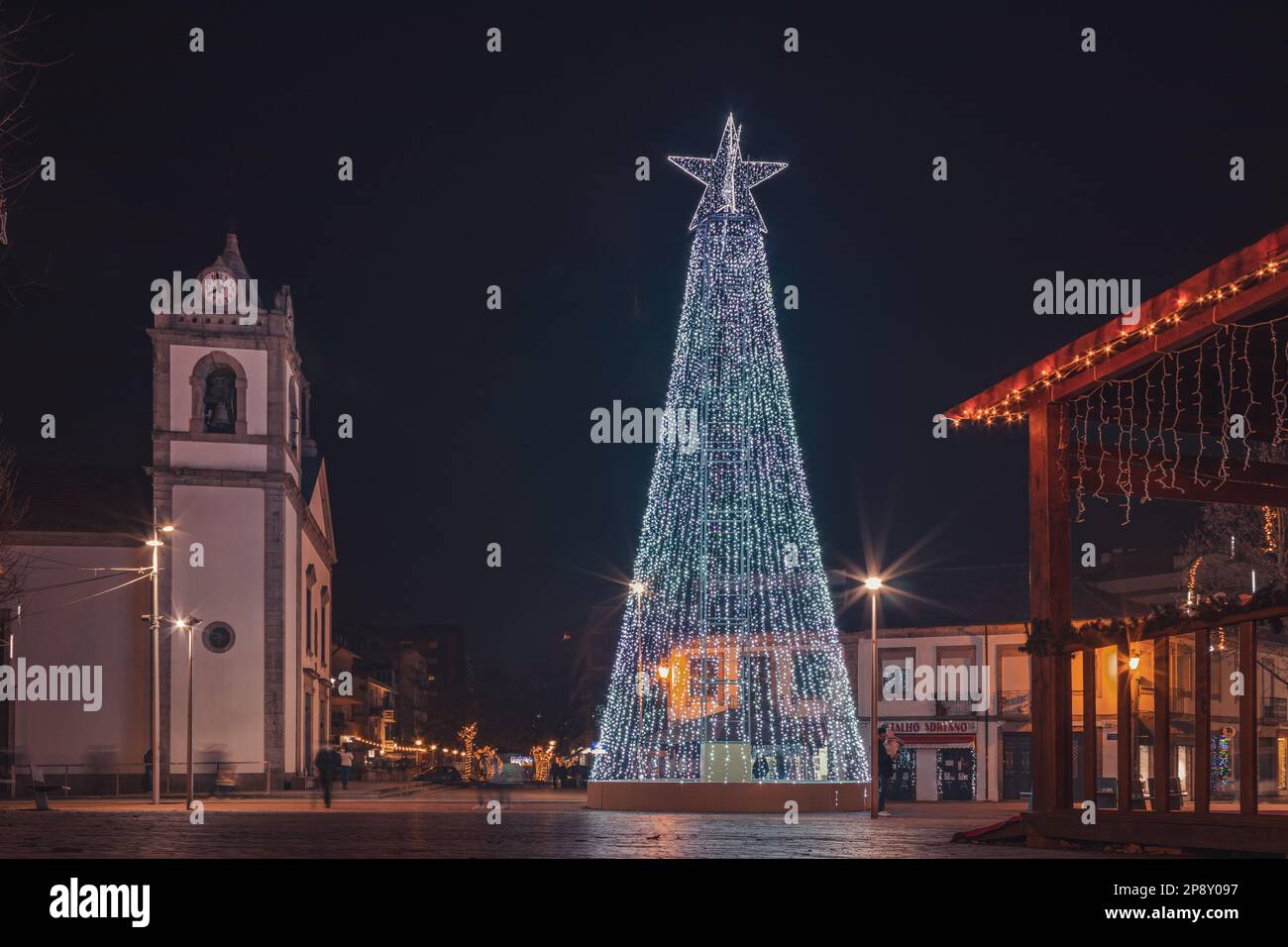 Illumination festive : des lumières de Noël ornent les rues de Famalicão Banque D'Images