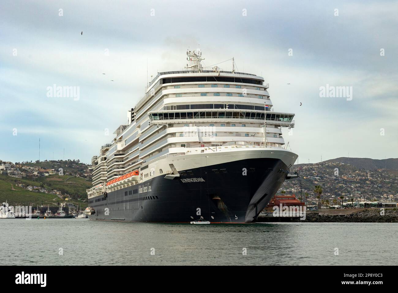 Ensenada, Basse-Californie, Mexique - vue de l'océan devant le bateau de croisière amarré au port Banque D'Images