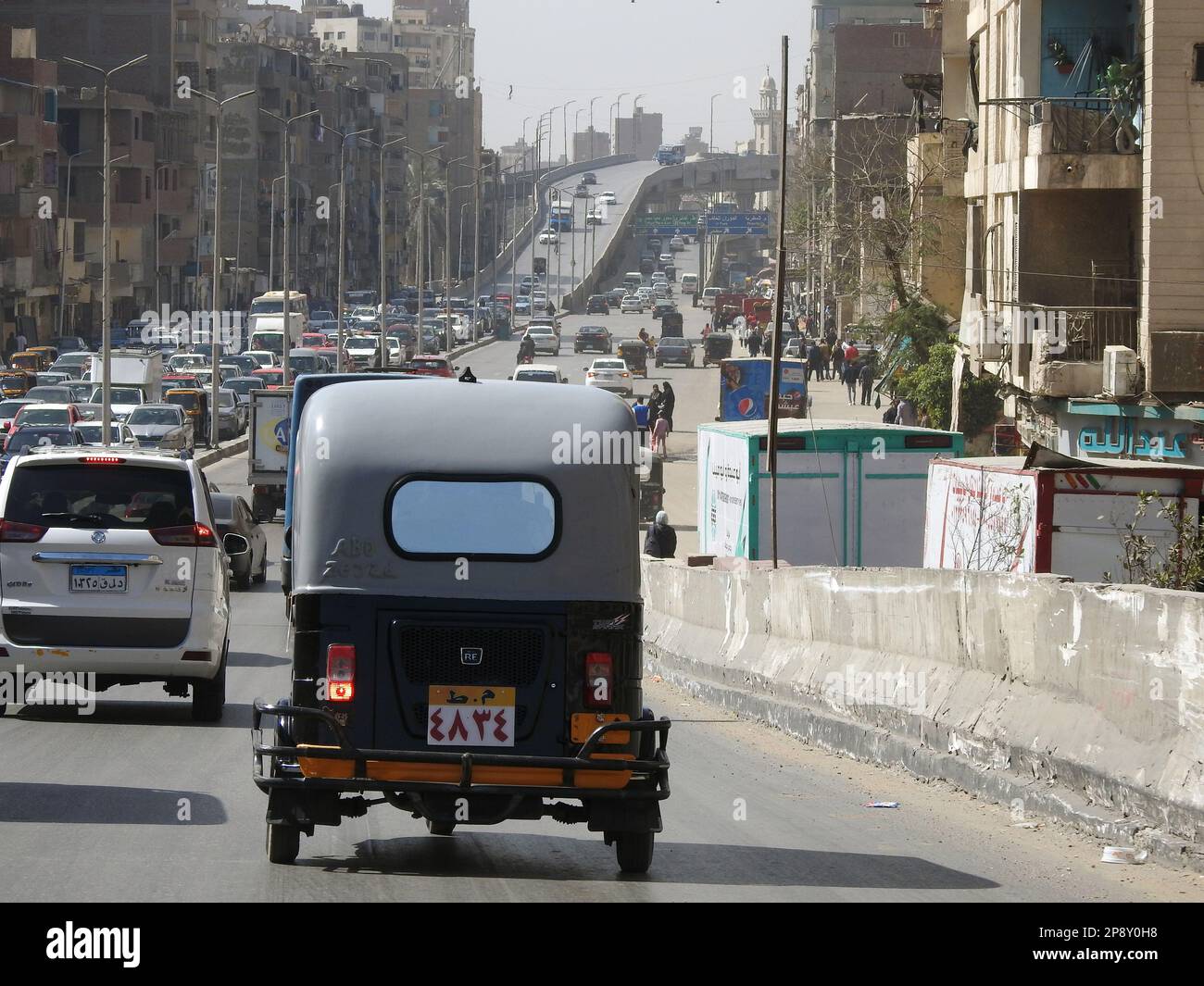 Le Caire, Egypte, 9 mars 2023: auto rickshaw, taxi bébé, mototaxi, pigeon, jonnybee, bajaj, chand gari, lapa, tuk-tuk, tum-tum, Keke-napep, Maruwa, 3whee Banque D'Images