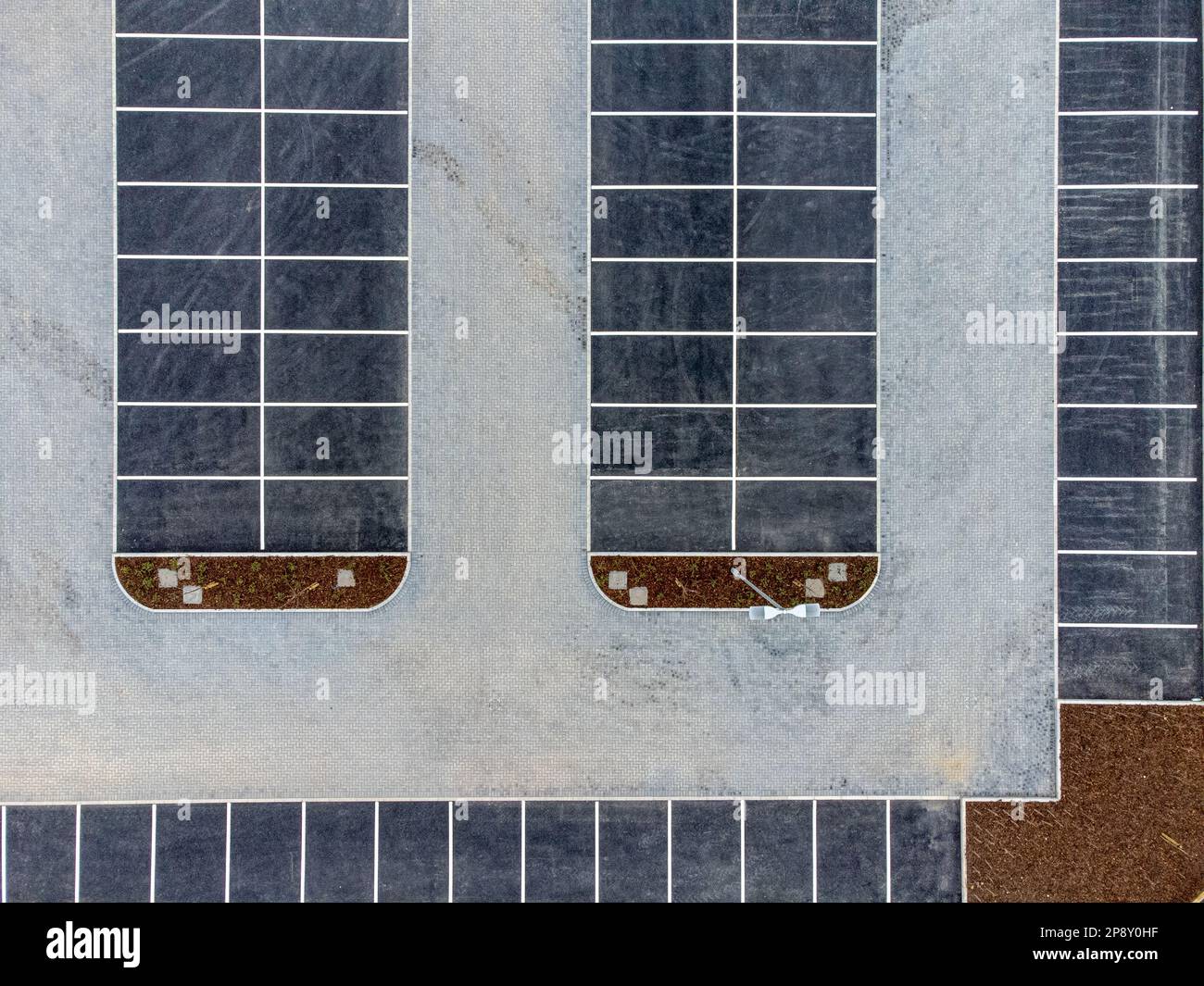 Un parking vide d'en haut par drone Banque D'Images
