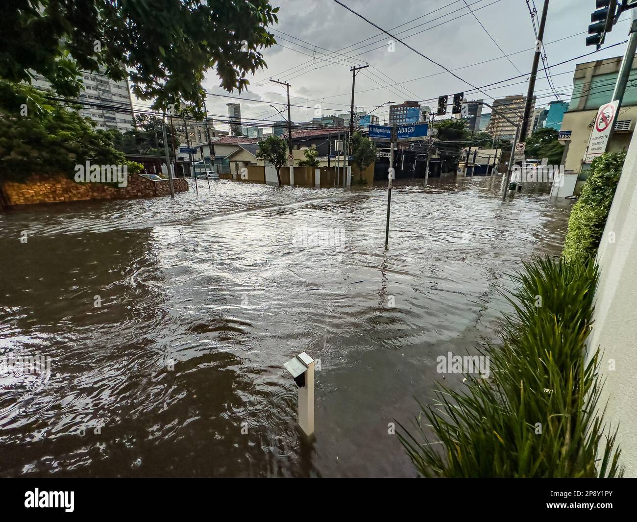 Inondations graves dans la ville de Sao Paulo. Il a beaucoup plu, causant des inondations dans les rues. Banque D'Images