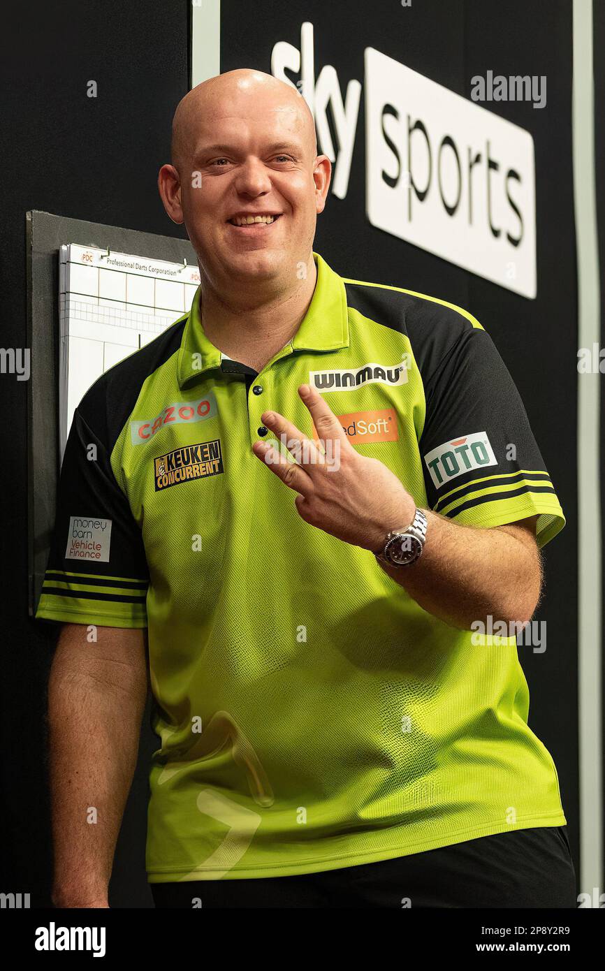 Liverpool, Royaume-Uni. 09th mars 2023. Michael van Gerwen fête ses trois victoires consécutives en tenant 3 doigts pendant la soirée des fléchettes 2023 du PDC de Cazoo Premier League 6 à M&S Bank Arena, Liverpool, Royaume-Uni, 9th mars 2023 (photo de Phil Bryan/News Images) à Liverpool, Royaume-Uni, le 3/9/2023. (Photo de Phil Bryan/News Images/Sipa USA) Credit: SIPA USA/Alay Live News Banque D'Images