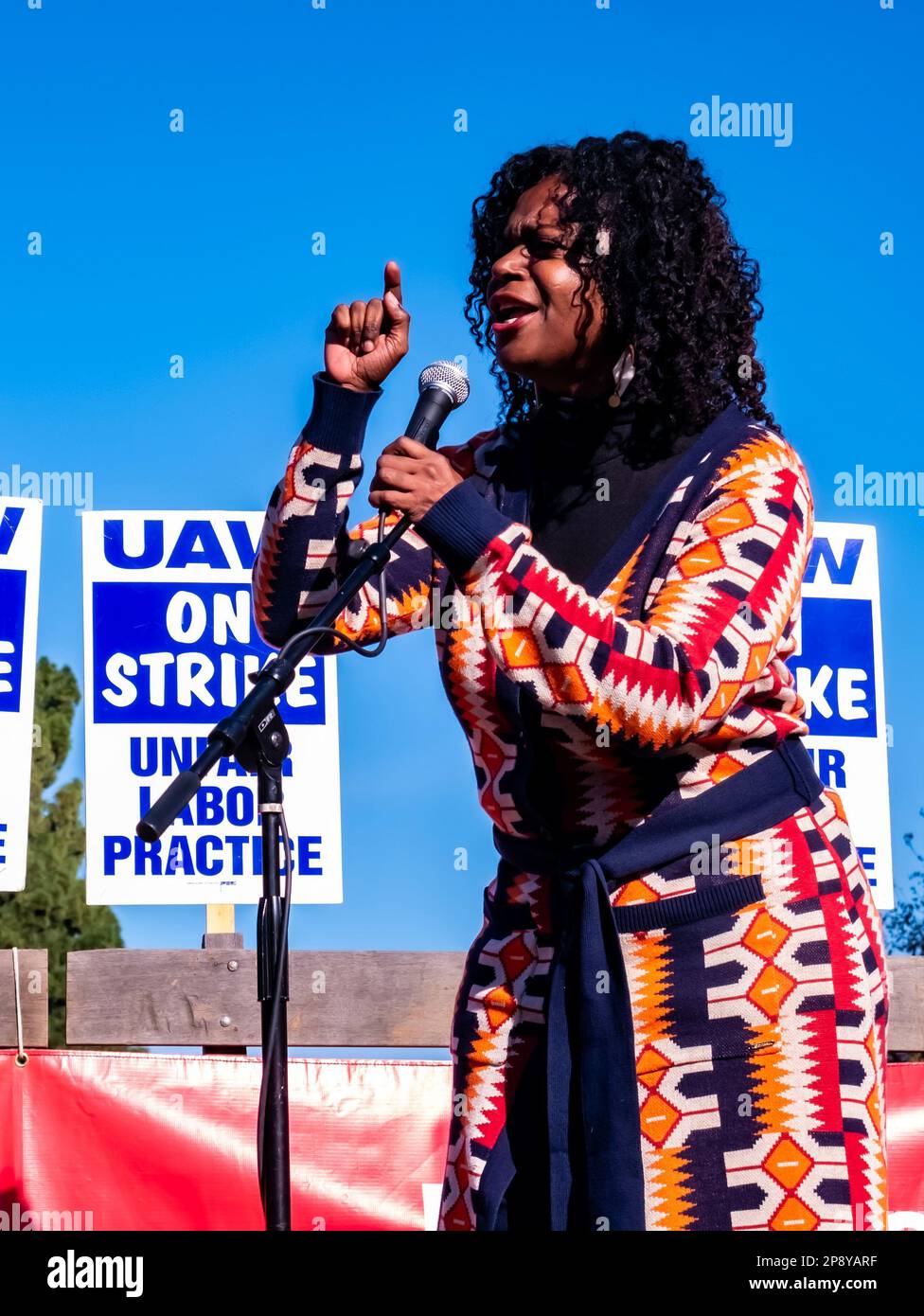 14 décembre 2023 - Lola Smallwood-Cuevas, sénateur de l'État de Californie pour le district 28, lors d'un rassemblement syndical de l'UAW à l'UCLA à Westwood, Los Angeles, Californie Banque D'Images