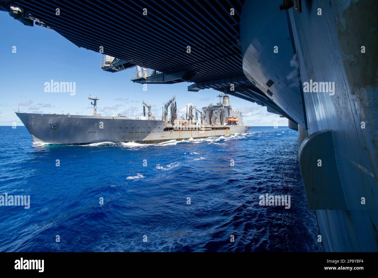 230309-N-KU796-1089 MER DES PHILIPPINES (9 mars 2023) le lubrificateur USNS Tippecanoe (T-AO 199) de la classe Henry J. Kaiser tire à côté du porte-avions USS Nimitz (CVN 68) pour un réapprovisionnement en mer. Nimitz est aux États-Unis 7th Fleet qui effectue des opérations de routine. 7th Fleet est le U.S. La plus grande flotte numérotée déployée à l'avance de la Marine interagit et opère régulièrement avec ses alliés et partenaires pour préserver une région libre et ouverte de l'Indo-Pacifique. (É.-U. Navy photo par Mass communication Specialist 2nd Class Samuel Osborn) Banque D'Images