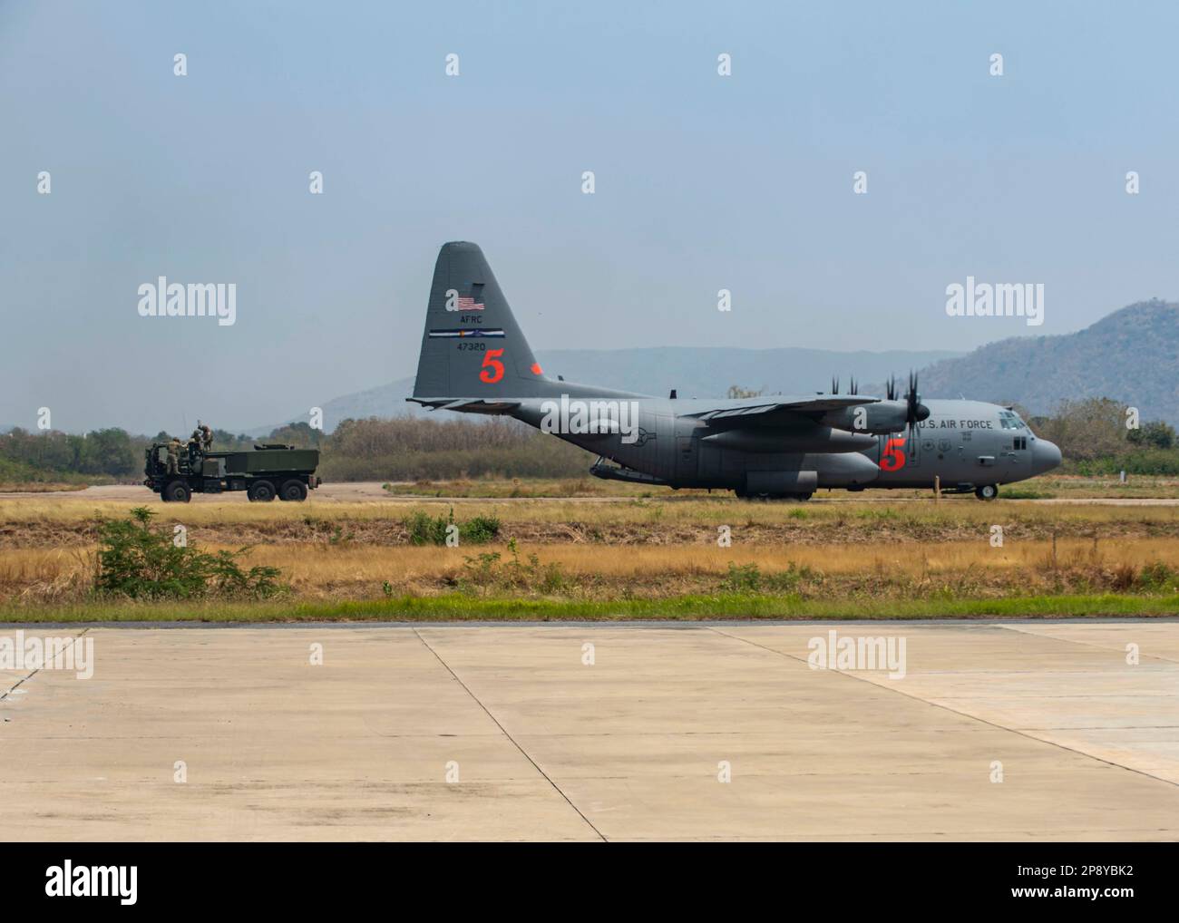 Un avion de transport aérien de 302nd C-130H Hercules livre une nacelle de missile pour un américain Marine corps High Mobility Artillery Rocket System à la base aérienne royale thaïlandaise de Khok Kathiam, Royaume de Thaïlande, pendant l'exercice Cobra Gold 23, 6 mars 2023. Cobra Gold, qui en est maintenant à 42nd ans, est un événement de formation co-parrainé par la Thaïlande et les États-Unis qui s'appuie sur l'amitié de longue date entre les deux nations alliées et qui rassemble une force multinationale robuste pour promouvoir la paix et la sécurité régionales en faveur d'une Indo-Pacifique libre et ouverte. (É.-U. Photo de la Force aérienne par le Sgt. Technique Soo C. Kim) Banque D'Images