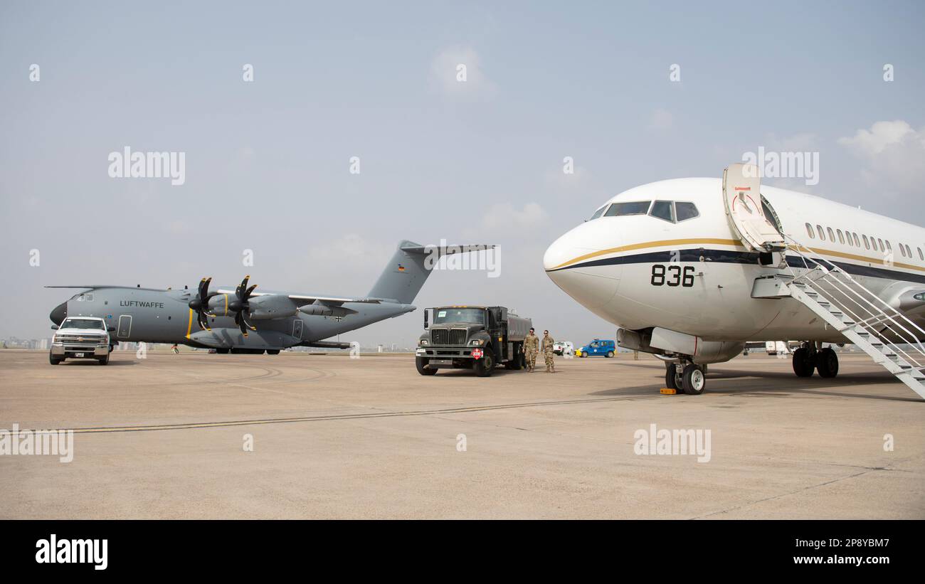 ÉTATS-UNIS Les aviateurs de pétrole, de pétrole et de lubrifiant de la Force aérienne affectés au 39th Logistics Readiness Squadron effectuent le ravitaillement en vol, tandis qu'un avion de transport militaire de la Force aérienne allemande A400M et un américain Avion logistique Clipper de la Marine C-40 en attente pour le transport de fret et de personnel à l'appui des opérations de secours du gouvernement turc 3 mars 2023, à la base aérienne d'Incirlik, Türkiye. Les organisations militaires américaines travaillent avec des collègues interagences pour exploiter les capacités uniques disponibles pour aider les personnes touchées par les tremblements de terre. Le rôle de l’armée américaine au cours de ces missions de secours Banque D'Images