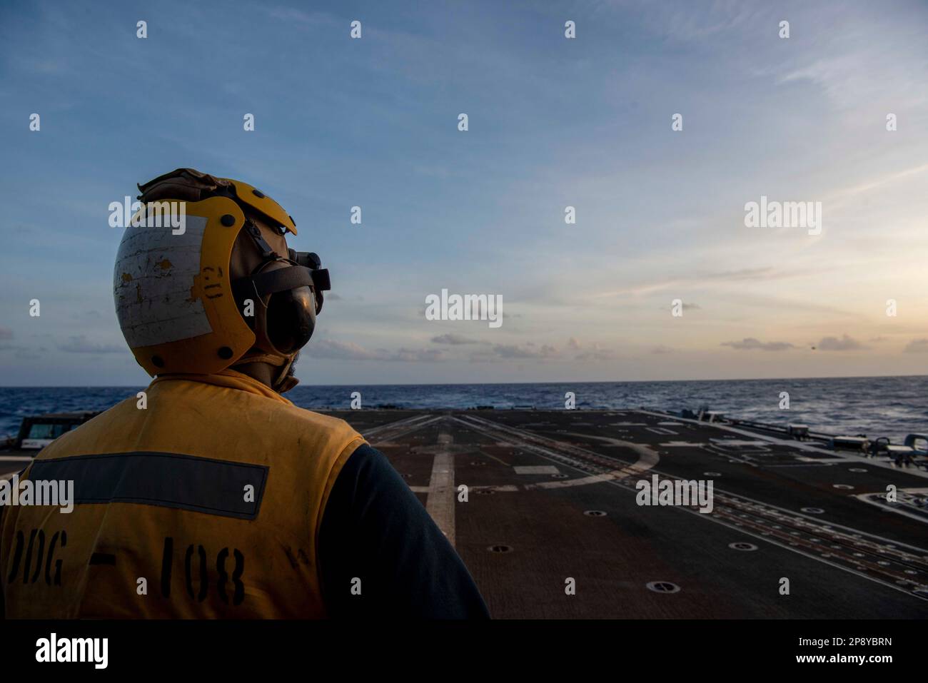 230304-N-MK109-1035 MER DES PHILIPPINES (4 MARS 2023) ÉTATS-UNIS Le Mate 2nd de la Marine Boatswain Nehemiah Jones, de Pensacola, en Floride, se prépare à diriger un hélicoptère MH-60R Sea Hawk à partir des « Battlecats » de l'escadron de frappe maritime de l'hélicoptère (HSM) 73 pendant les opérations de vol à bord du destroyer guidé de la classe Arleigh Burke USS Wayne E. Meyer (DDG 108). Wayne E. Meyer, qui fait partie du Nimitz Carrier Strike Group, est aux États-Unis 7th Fleet qui effectue des opérations de routine. 7th Fleet est le U.S. La plus grande flotte numérotée déployée à l’avant de la Marine, et interagit et opère régulièrement avec ses alliés et partenaires dans p Banque D'Images