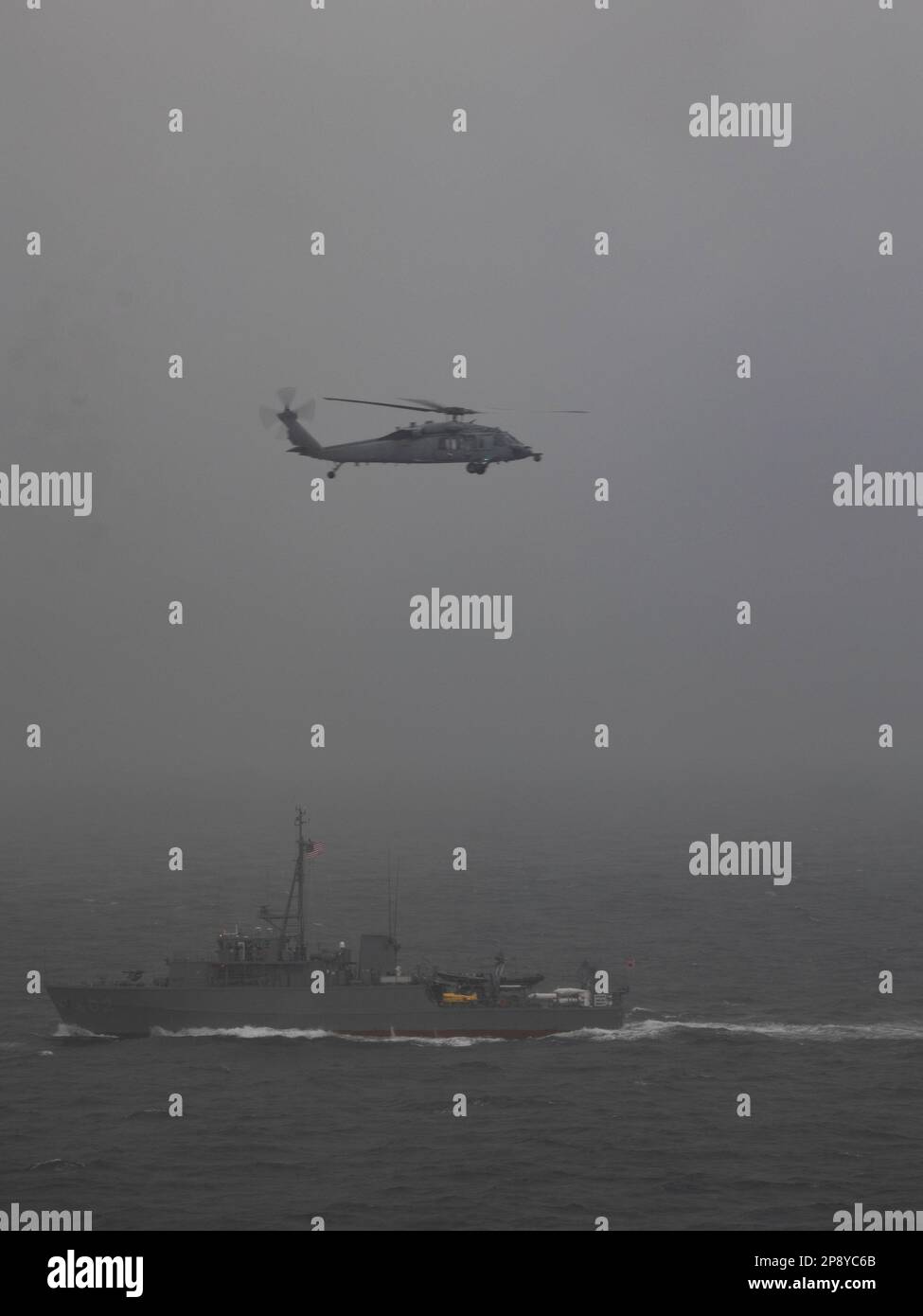 Le mineur de la Force d'autodéfense maritime japonaise JS Yakushima (MSC-602) se forme pendant la Fist de fer 23 dans la 1 mars 2023 de la mer des Philippines. Iron Fist 23 a été l'occasion pour les navires de l'USS America Amphiobie Ready Group et de la JMSDF de travailler ensemble à la coordination des opérations des navires à grande échelle. Iron Fist est un exercice bilatéral annuel conçu pour accroître l'interopérabilité et renforcer les relations entre les États-Unis Corps de la marine, États-Unis La Marine, la Force d'autodéfense terrestre du Japon et la JMSDF. (É.-U. Photo du corps marin par lance Cpl. William N. Wallace) Banque D'Images