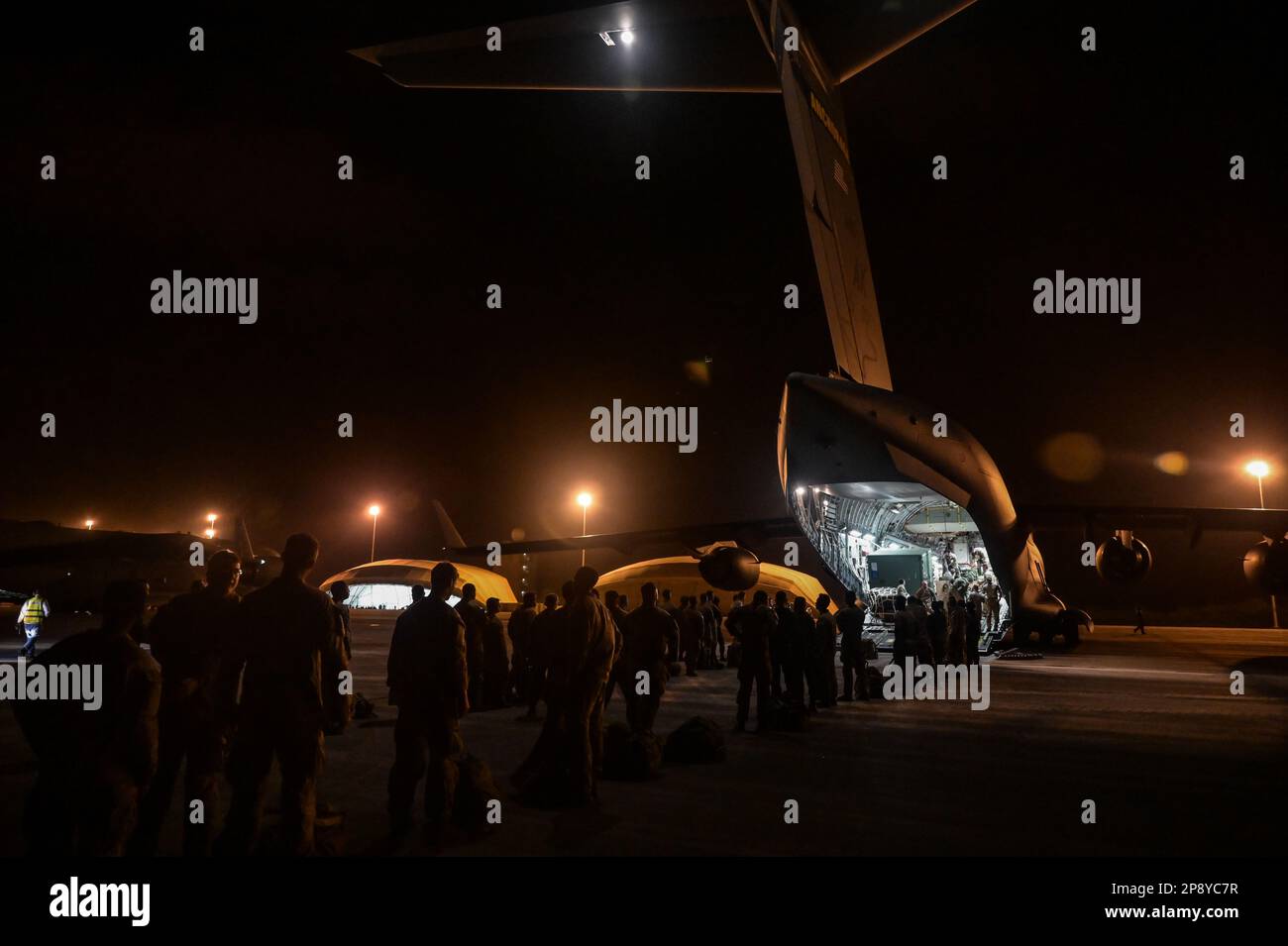 ÉTATS-UNIS L'armée et les soldats de l'armée royale thaïe attendent de charger de l'équipement sur un américain La Force aérienne C-17 Globemaster III, affectée à la base conjointe Elmendorf-Richardson (Alaska), au cours de l'exercice Cobra Gold 2023 sur une ligne de vol à Diego Garcia (territoire britannique de l'océan Indien), le 2 mars 2023. Cobra Gold, qui en est maintenant à 42nd ans, est un événement de formation co-parrainé par la Thaïlande et les États-Unis qui s'appuie sur l'amitié de longue date entre les deux nations alliées et qui rassemble une force multinationale robuste pour promouvoir la paix et la sécurité régionales en faveur d'une Indo-Pacifique libre et ouverte. (É.-U. Photo de la Force aérienne par le sergent d'état-major Alan Rick Banque D'Images