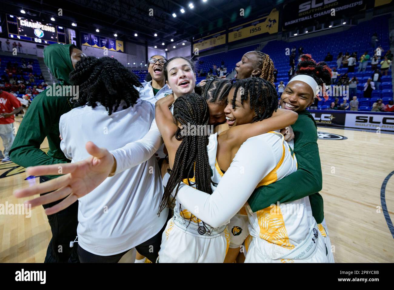 Southeastern Louisiana guard and tournament MVP Hailey Giaratano, hand stretched out, is surrounded by teammates as they celebrate defeating Lamar in an NCAA college basketball game in the finals of the Southland Conference women's tournament in Lake Charles, La., Thursday, March 9, 2023. (AP Photo/Matthew Hinton) Banque D'Images