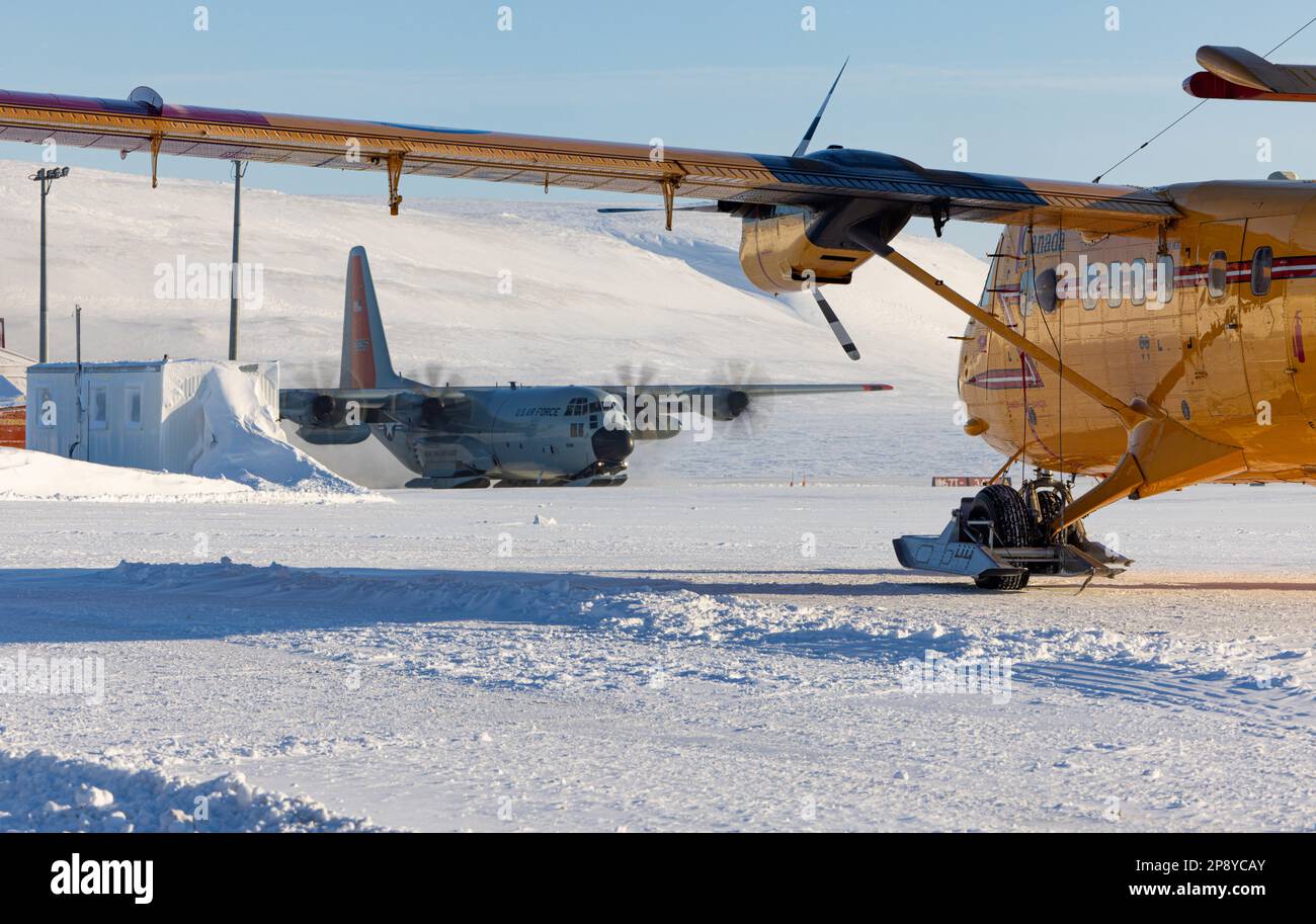 Un Hercules LC-130 de l'escadre de transport aérien de 109th arrive à Resolute Bay, Nunavut, Canada, 7 mars 2023. Le 109th fournit un support de transport aérien tactique à Guerrier Nordique 2023, un exercice conjoint des forces. (É.-U. Photo de la Garde nationale aérienne par le sergent d'état-major Madison Scaringe) Banque D'Images