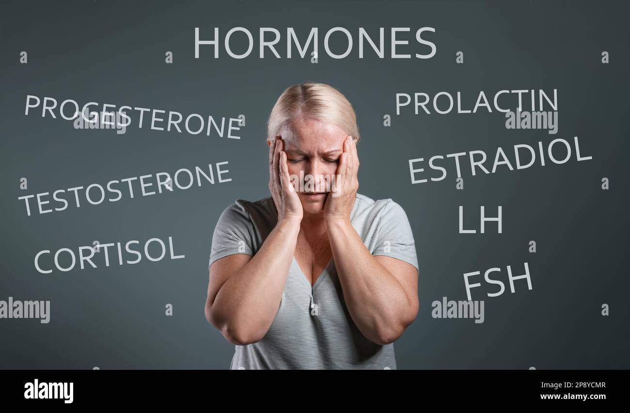 Déséquilibre des hormones. Contrarié femme mature et différents mots sur fond gris Banque D'Images