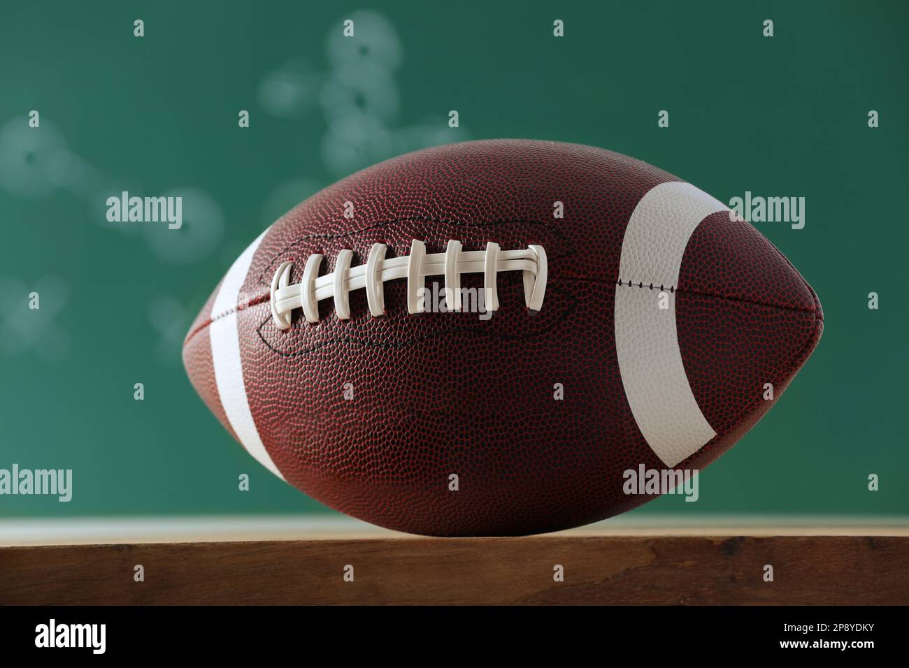 Ballon de football américain contre jeu flou Banque D'Images