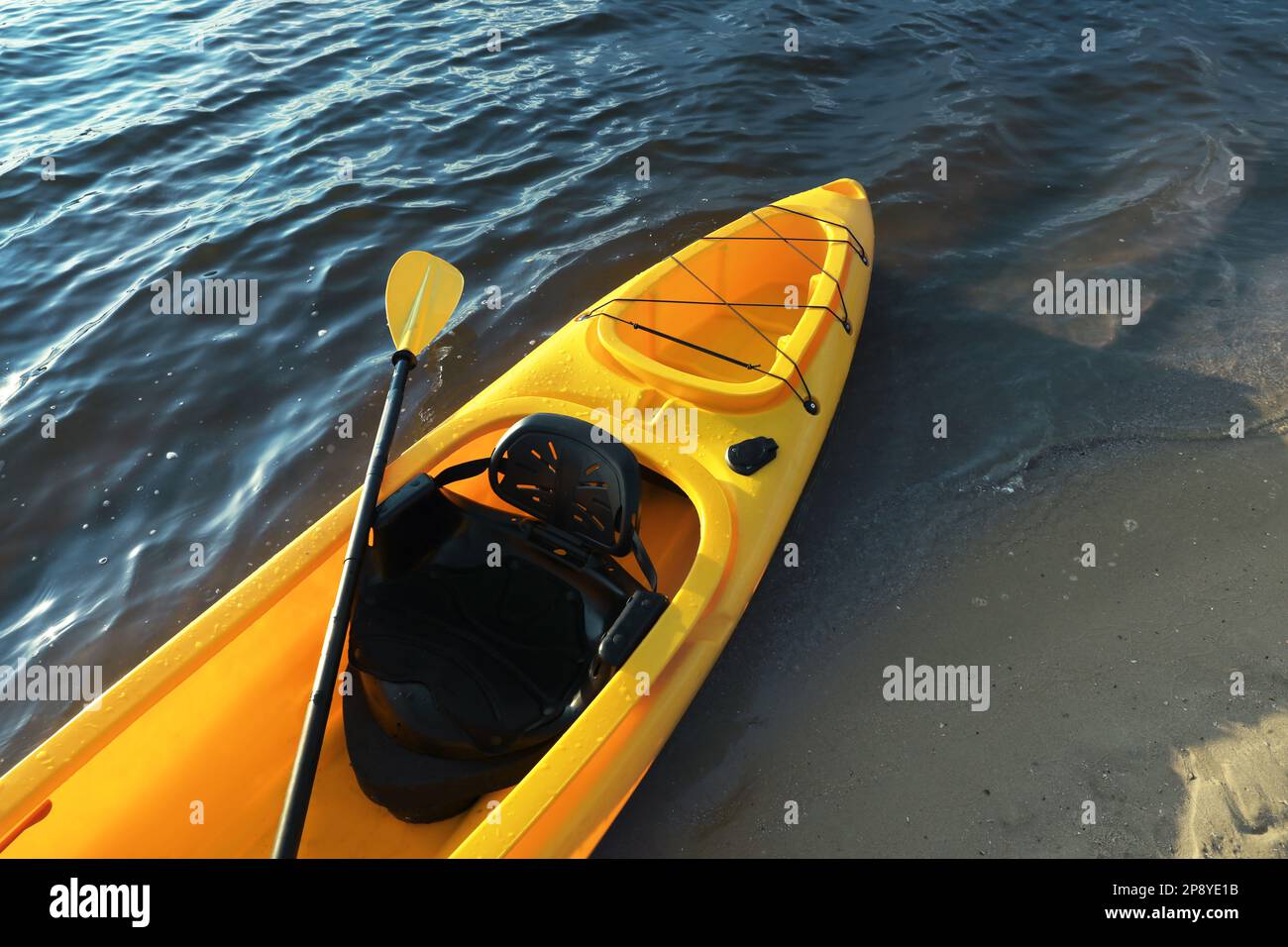 Magnifique kayak jaune moderne avec paddle sur la plage Banque D'Images Magnifique kayak jaune moderne avec paddle sur la plage Banque D'Images