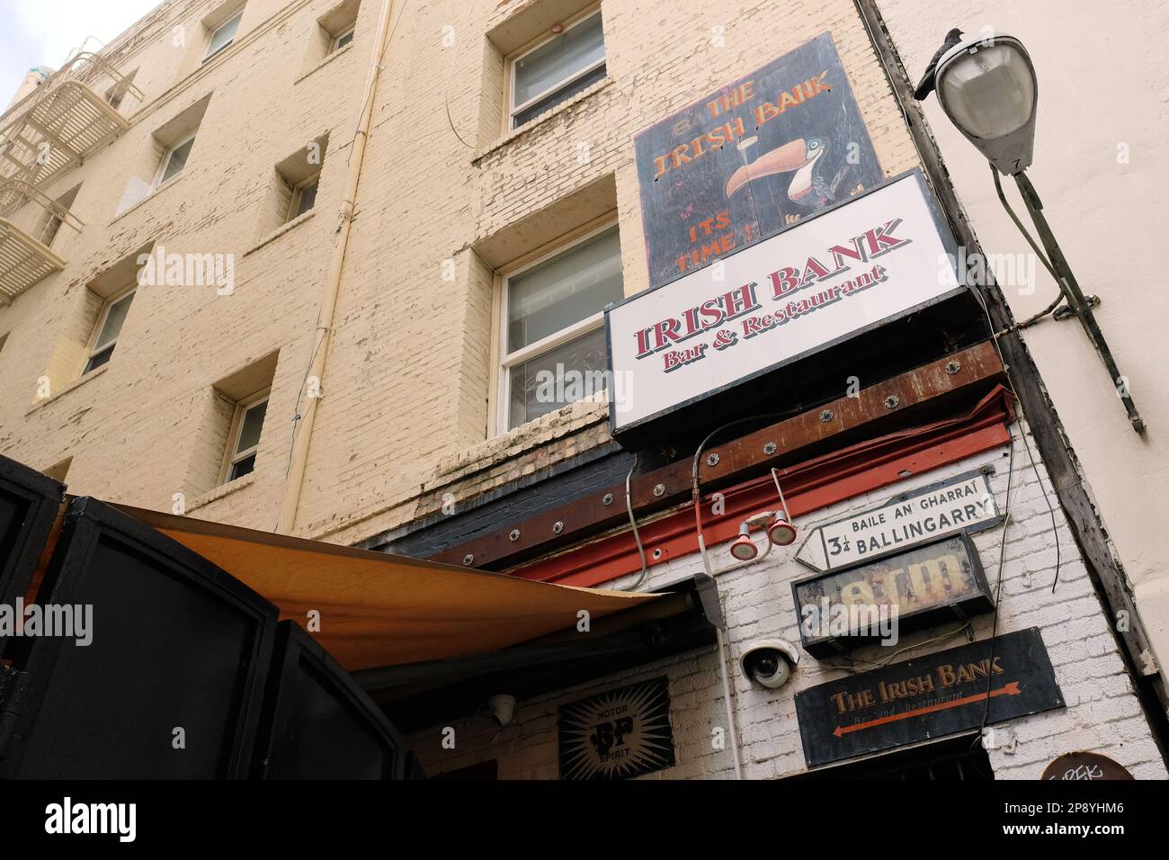 Panneau à l'entrée arrière de l'Irish Bank, un bar-restaurant sur le thème de l'Irlande servant des plats de pub, du whisky, de la bière et de la bière dans le centre-ville de San Francisco, en Californie. Banque D'Images