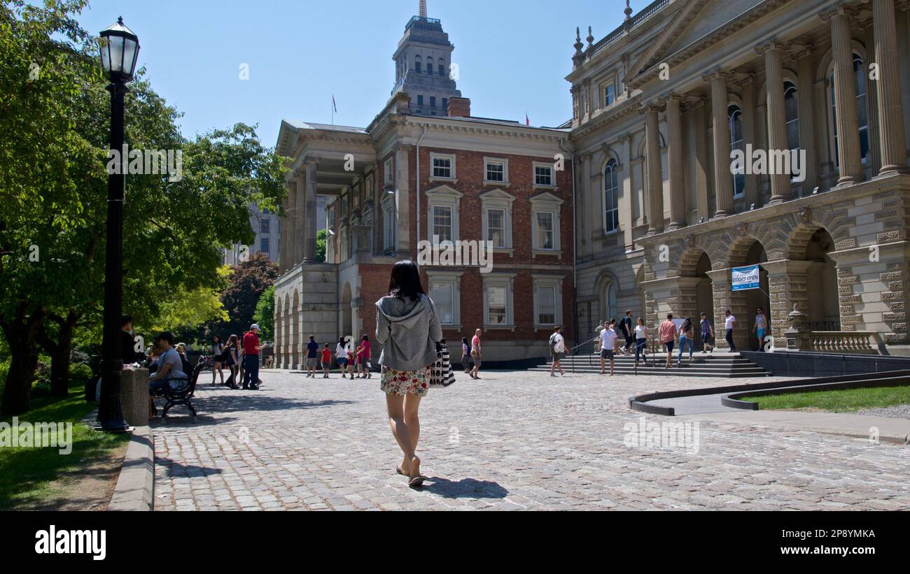 Toronto, Ontario / Canada - 27 mai 2018: Bâtiment extérieur de style gothique avec place de ville en pierre Banque D'Images